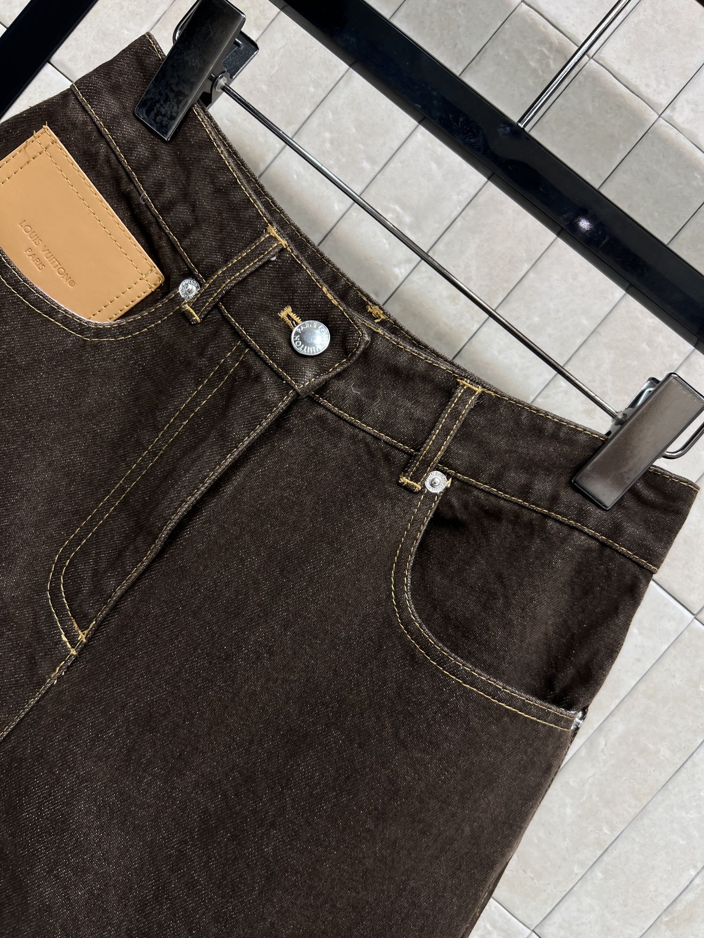 L家 26春夏新款 棕色高腰牛仔短裤 前面黄色皮革口袋+后面经典Monogram老花皮革口袋装饰 细节满