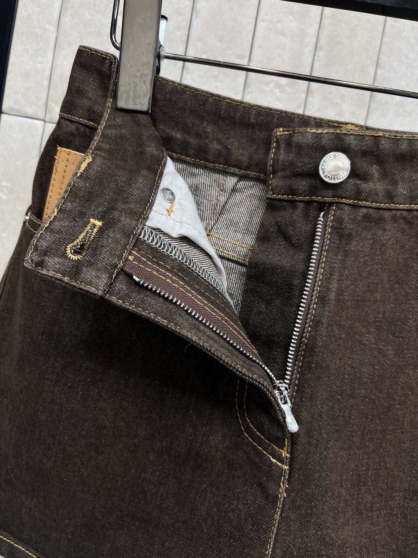 L家 26春夏新款 棕色高腰牛仔短裤 前面黄色皮革口袋+后面经典Monogram老花皮革口袋装饰 细节满