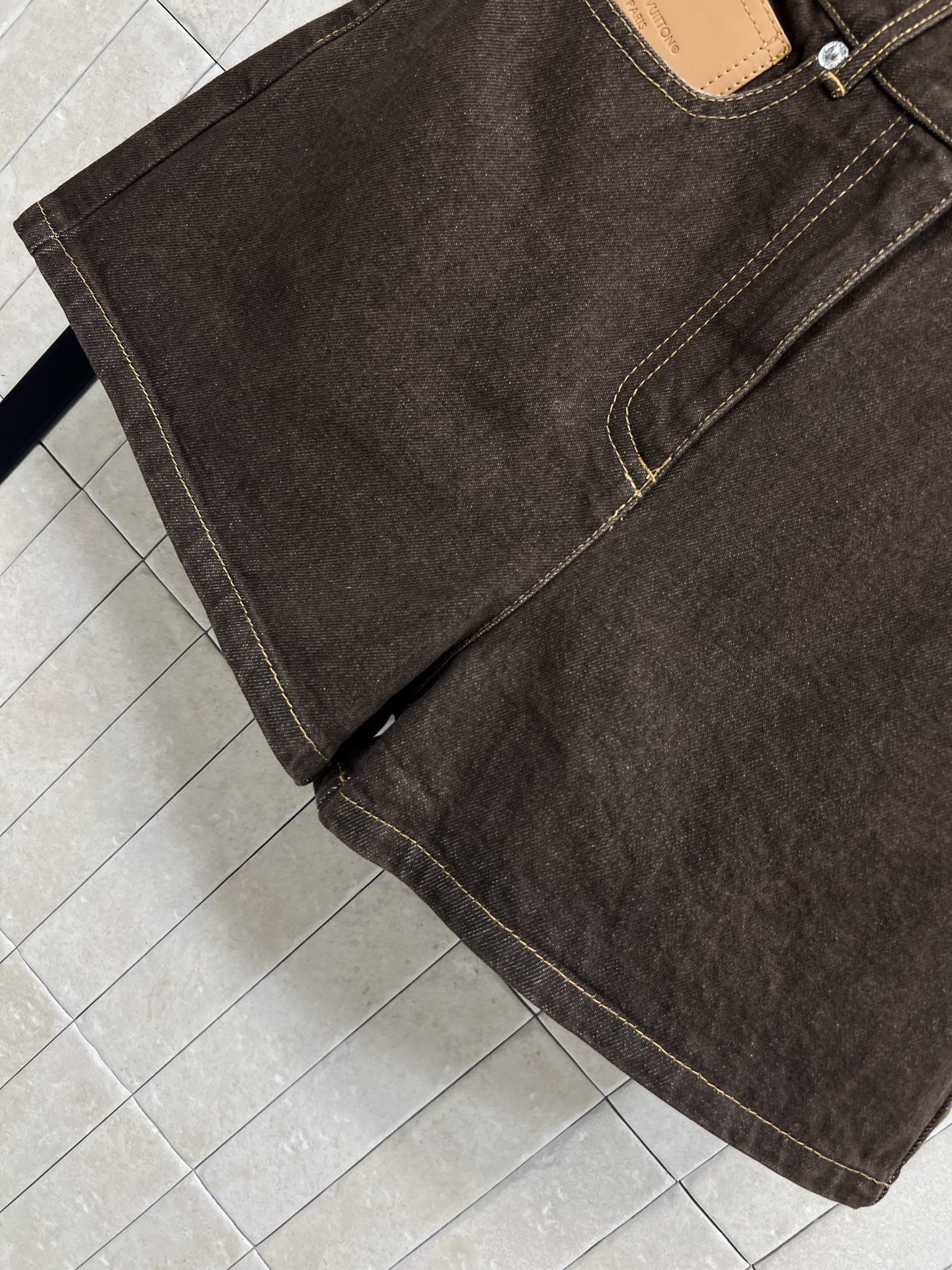 L家 26春夏新款 棕色高腰牛仔短裤 前面黄色皮革口袋+后面经典Monogram老花皮革口袋装饰 细节满