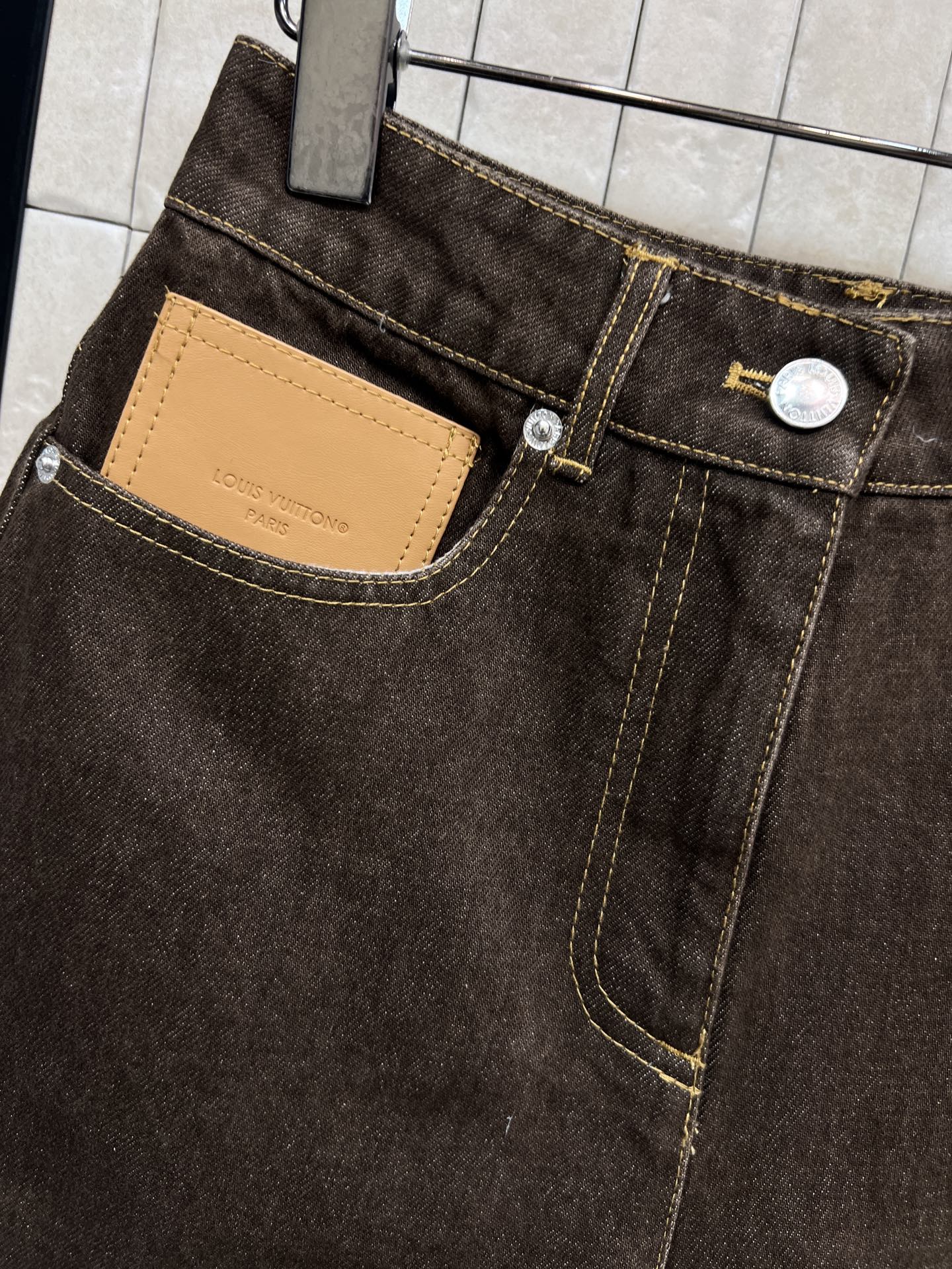 L家 26春夏新款 棕色高腰牛仔短裤 前面黄色皮革口袋+后面经典Monogram老花皮革口袋装饰 细节满