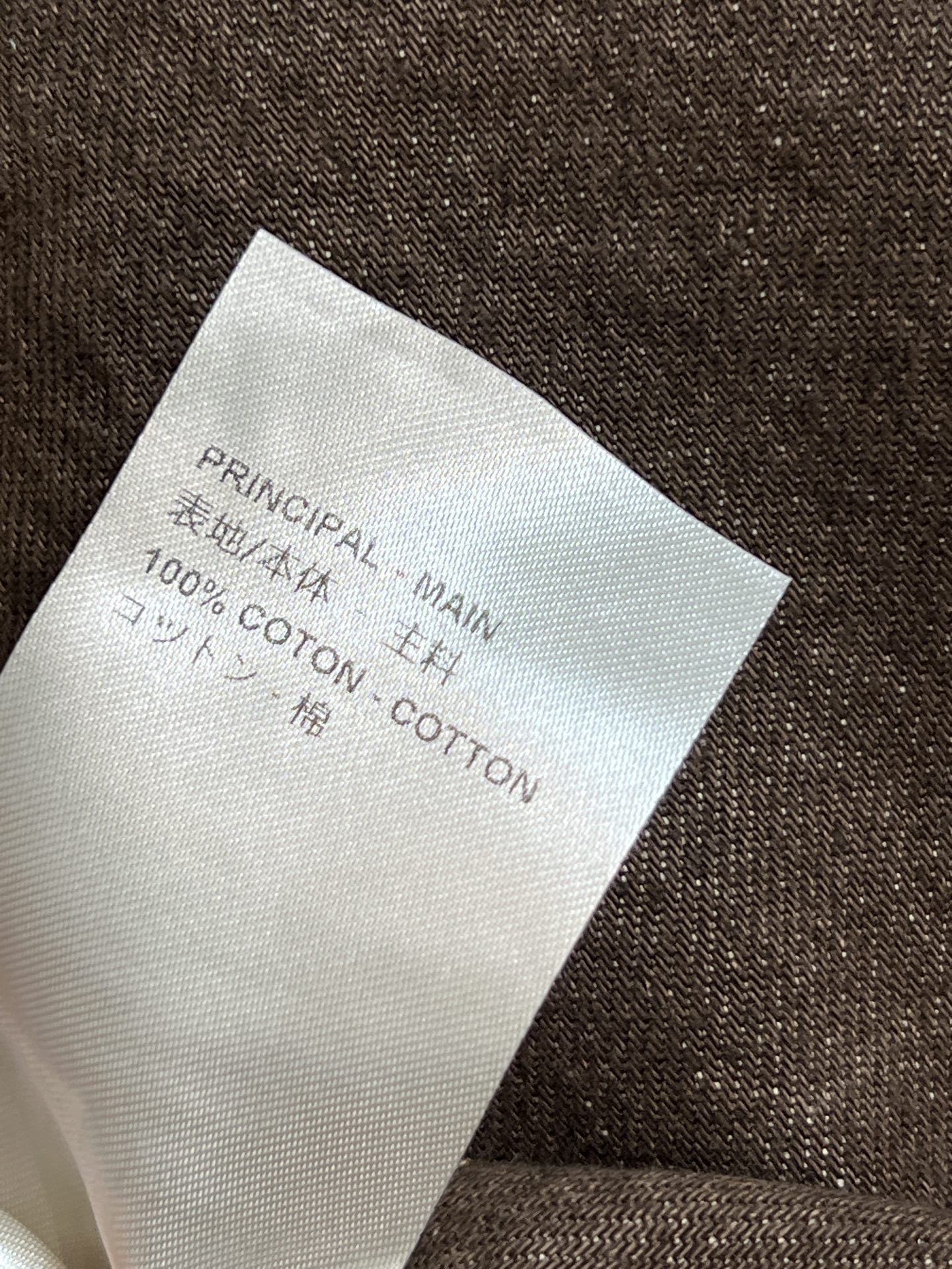 L家 26春夏新款 棕色高腰牛仔短裤 前面黄色皮革口袋+后面经典Monogram老花皮革口袋装饰 细节满