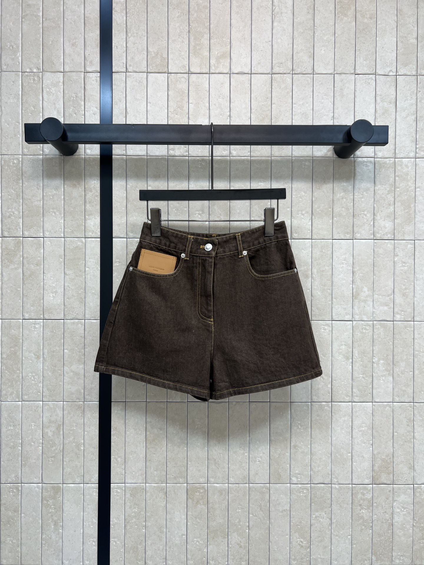 NO:611205,L's 26 spring and summer new style brown high-waisted denim shorts with yellow leather pockets on the front + classic Monogram presbyopic leather pocket decoration on the back. Full marks for details!  Retro distressed craftsmanship, great texture, high-waist tailoring to modify the waistline, great slimming effect, suitable for sisters of all sizes, casual and fashionable, it is OK to wear with T-shirts, shirts or vests. It can be easily controlled for daily travel and vacation ~ one color and four sizes. Size/S-M-L- XL,, Louis Vuitton, shorts, shirts, tees, t-shirt, alexander wang19860909L家 26春夏新款 棕色高腰牛仔短裤 前面黄色皮革口袋+后面经典Monogram老花皮革口袋装饰 细节满分！复古做旧工艺 质感超赞 高腰剪裁修饰腰线 显瘦效果超赞 适合各种身材姐妹 休闲又时髦 随手搭T恤、衬衫或背心都很OK 日常出行、度假都能轻松驾驭~一色四码 Size/S-M-L- XL,,louis vuitton,shorts,shirts,tees，t-shirt,alexander wang,Women's clothing