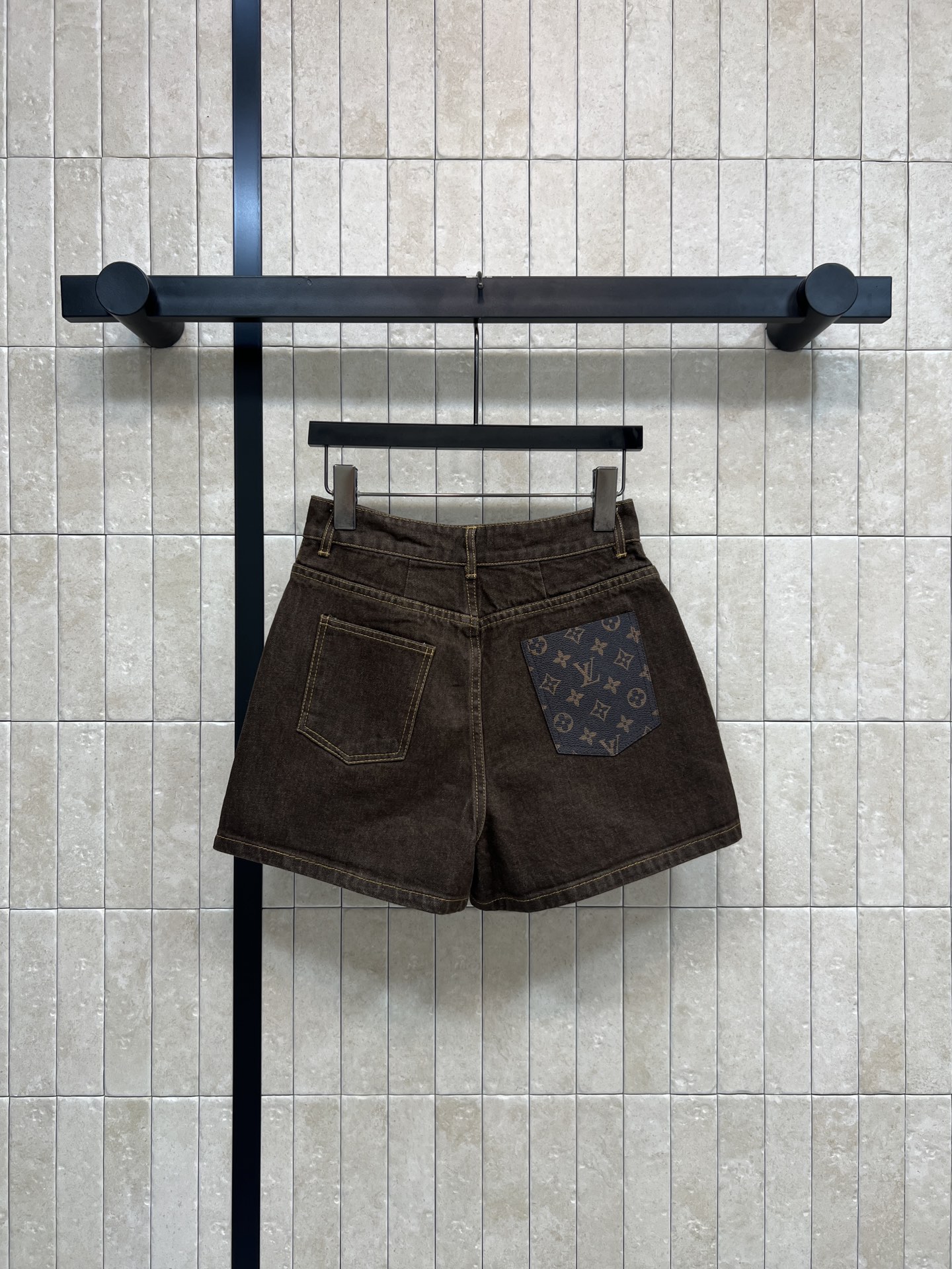 L家 26春夏新款 棕色高腰牛仔短裤 前面黄色皮革口袋+后面经典Monogram老花皮革口袋装饰 细节满