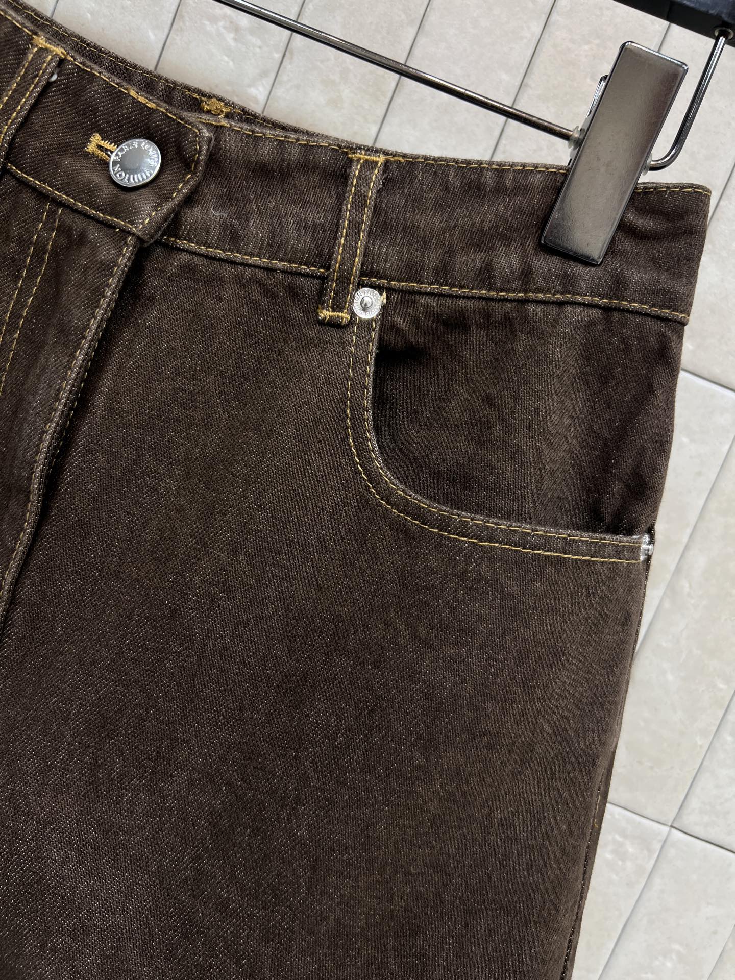 L家 26春夏新款 棕色高腰牛仔短裤 前面黄色皮革口袋+后面经典Monogram老花皮革口袋装饰 细节满