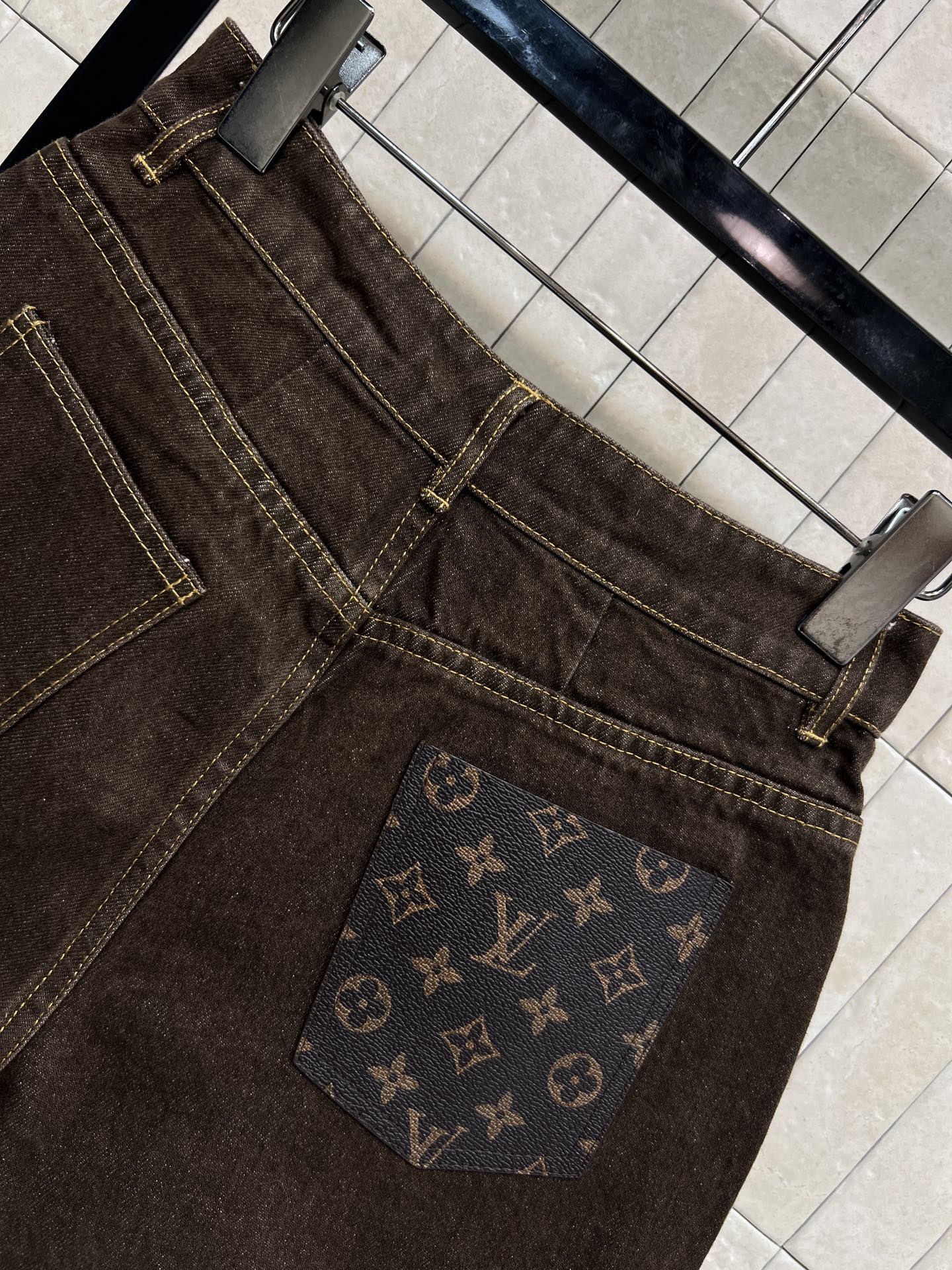 L家 26春夏新款 棕色高腰牛仔短裤 前面黄色皮革口袋+后面经典Monogram老花皮革口袋装饰 细节满