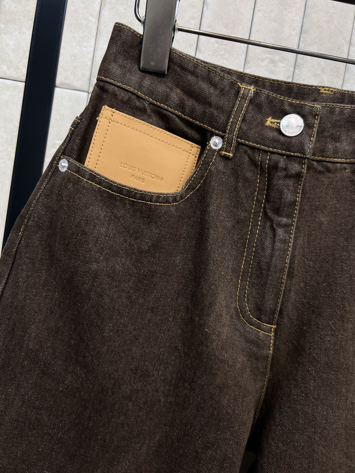 L家 26春夏新款 棕色高腰直筒牛仔裤 前面黄色皮革口袋+后面经典Monogram老花皮革口袋装饰 细节