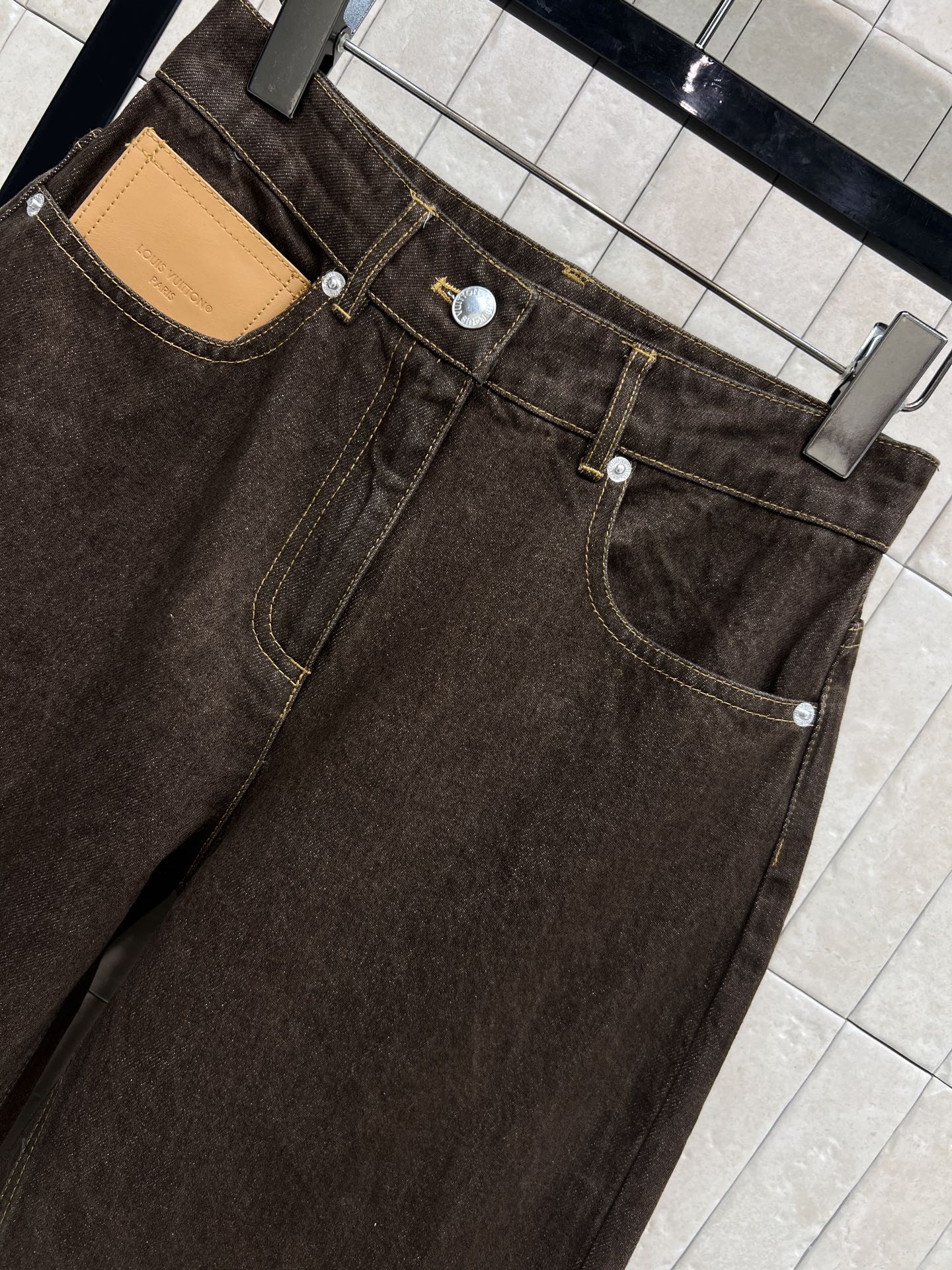 L家 26春夏新款 棕色高腰直筒牛仔裤 前面黄色皮革口袋+后面经典Monogram老花皮革口袋装饰 细节