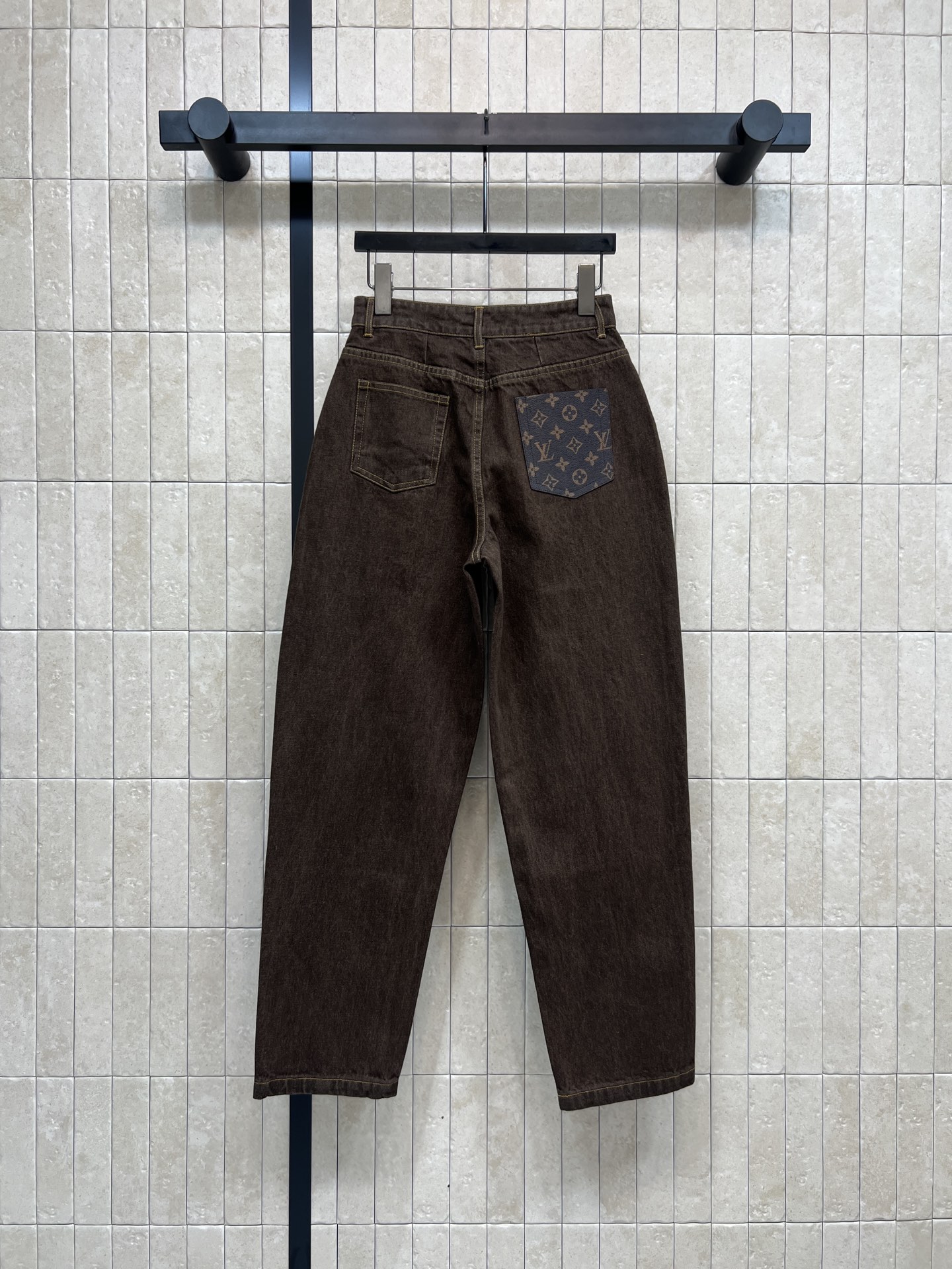 L家 26春夏新款 棕色高腰直筒牛仔裤 前面黄色皮革口袋+后面经典Monogram老花皮革口袋装饰 细节