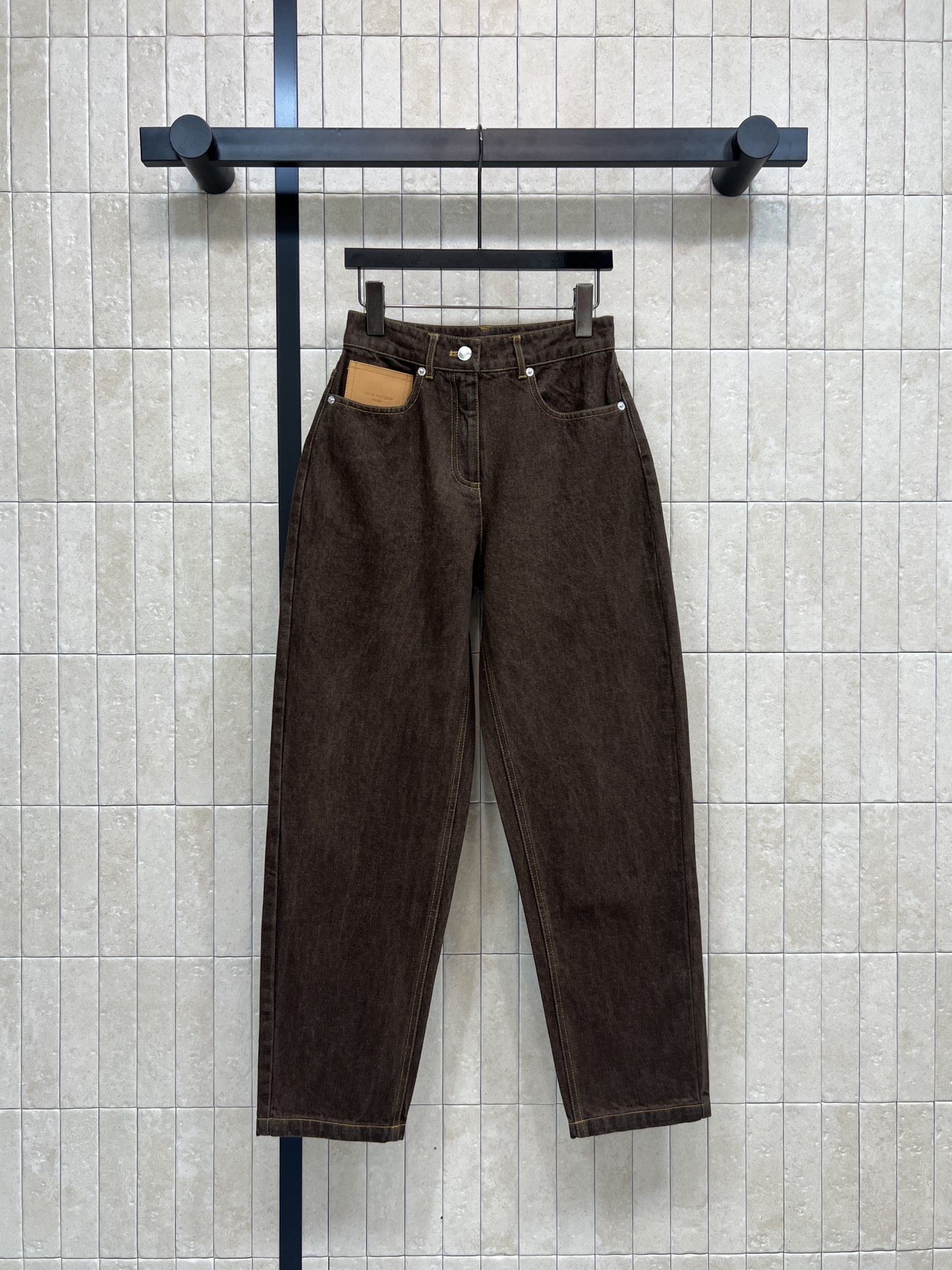 NO:611221,L's new spring and summer 26 brown high-waisted straight jeans with yellow leather pockets on the front + classic Monogram presbyopic leather pocket decoration on the back. Full marks for details!  Retro distressed craftsmanship, great texture, high-waisted design elongates the leg proportions, loose straight pants are friendly to all body types, can be easily managed by women with pear-shaped or wide-crotch shapes. It goes well with boots or sneakers. The upper body is handsome, fashionable and stylish. It will never go out of style no matter how you match it. Four sizes in one color Size/S-M-L- XL, Louis Vuitton, boots, sneakers, jeans, alexander wang19860909L家 26春夏新款 棕色高腰直筒牛仔裤 前面黄色皮革口袋+后面经典Monogram老花皮革口袋装饰 细节满分！复古做旧工艺 质感超赞 高腰设计拉长腿部比例 宽松直筒裤型对各种身材都很友好 梨形身材或胯宽姐妹都能轻松驾驭 搭配靴子或运动鞋都很OK 上身帅气又时髦有型 怎么搭配都不过时系列 一色四码 Size/S-M-L- XL,,louis vuitton,boots,sneakers,jeans,alexander wang,Women's clothing