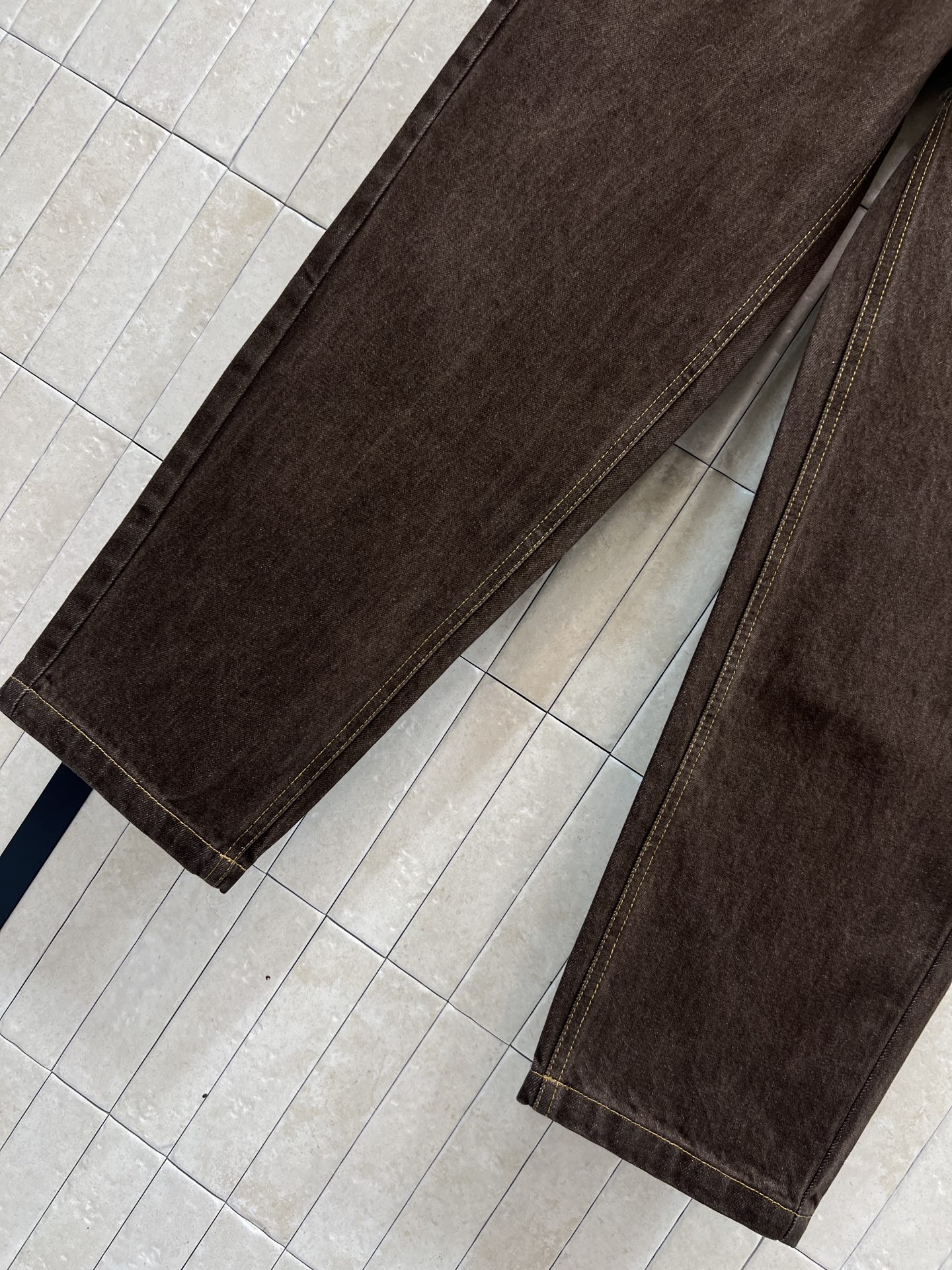 L家 26春夏新款 棕色高腰直筒牛仔裤 前面黄色皮革口袋+后面经典Monogram老花皮革口袋装饰 细节