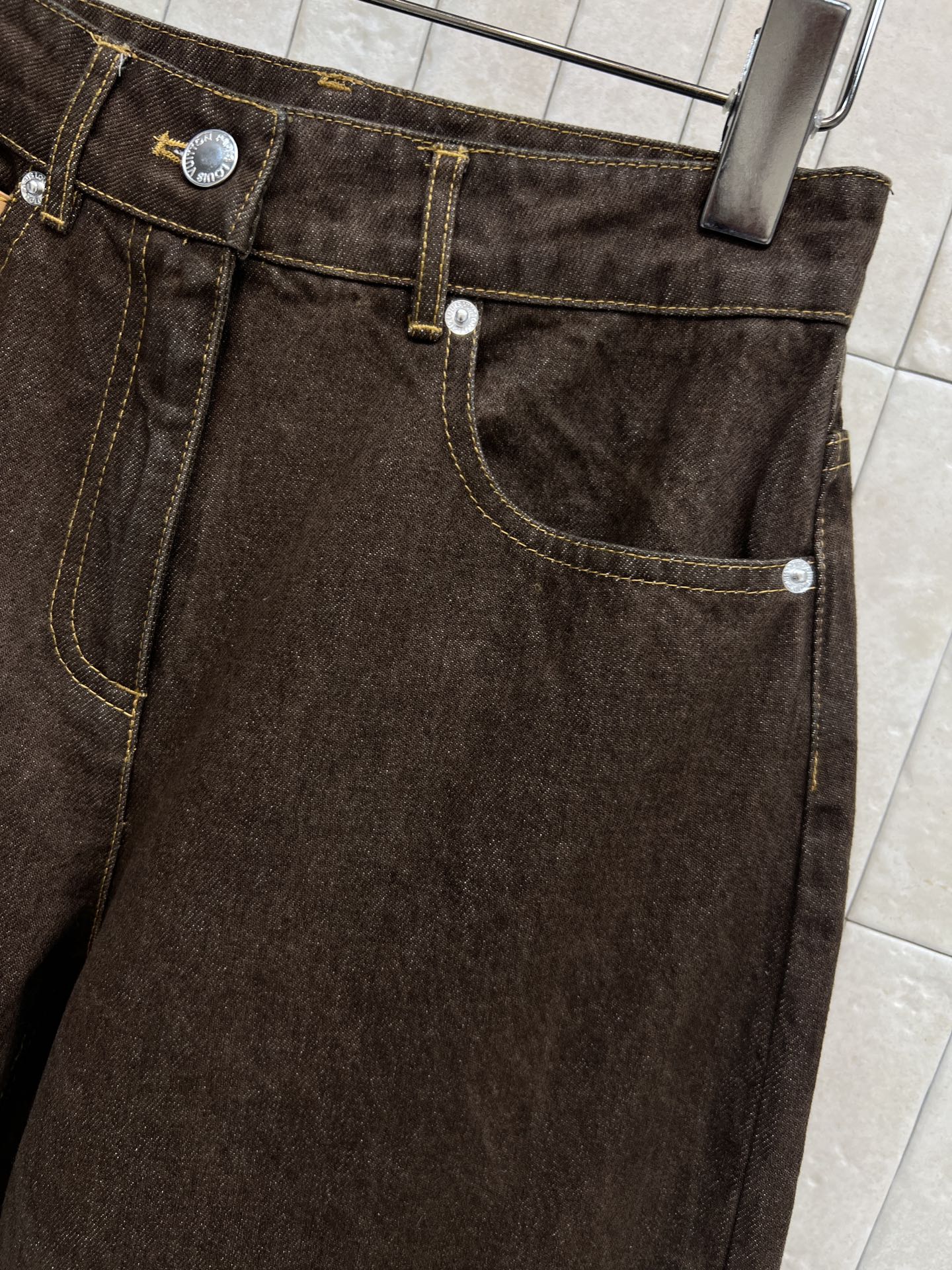 L家 26春夏新款 棕色高腰直筒牛仔裤 前面黄色皮革口袋+后面经典Monogram老花皮革口袋装饰 细节