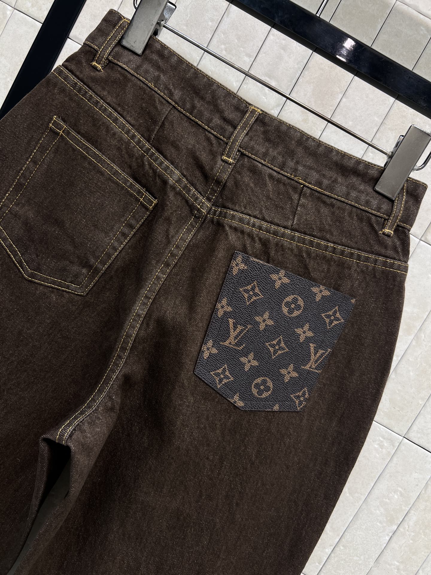 L家 26春夏新款 棕色高腰直筒牛仔裤 前面黄色皮革口袋+后面经典Monogram老花皮革口袋装饰 细节