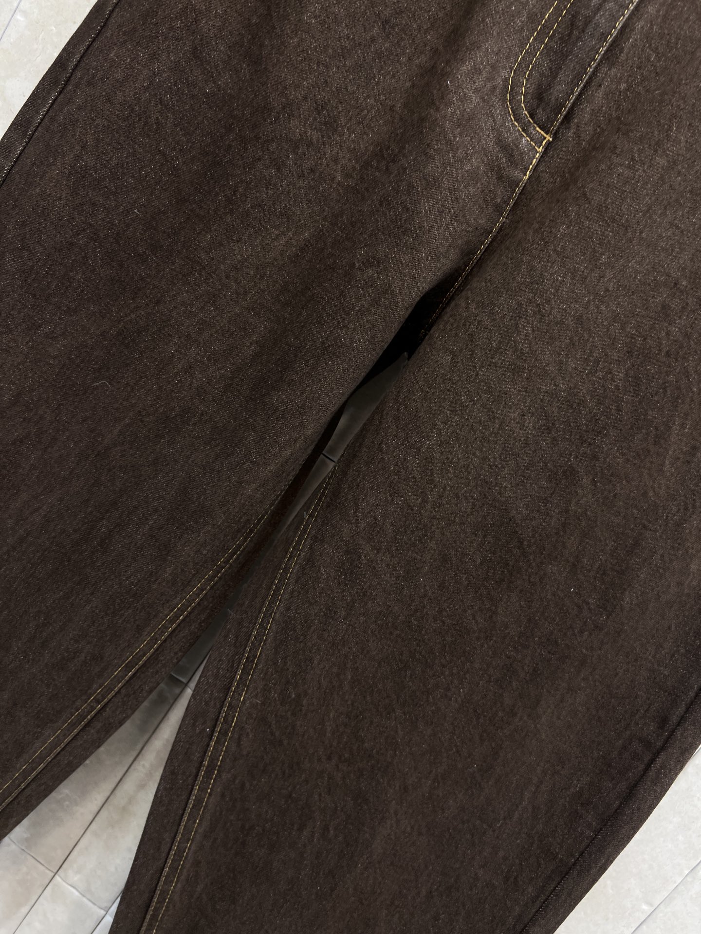 L家 26春夏新款 棕色高腰直筒牛仔裤 前面黄色皮革口袋+后面经典Monogram老花皮革口袋装饰 细节