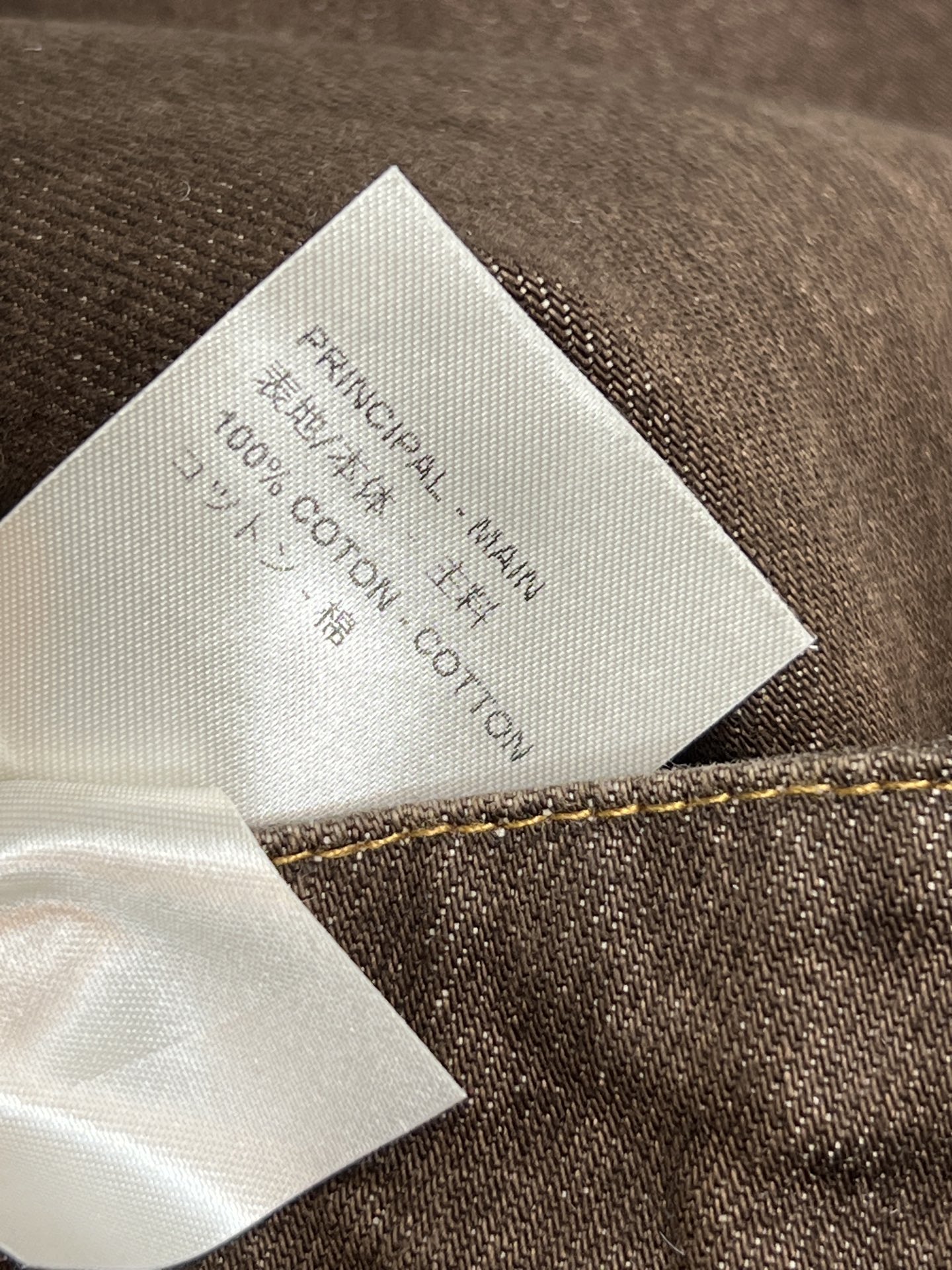 L家 26春夏新款 棕色高腰直筒牛仔裤 前面黄色皮革口袋+后面经典Monogram老花皮革口袋装饰 细节