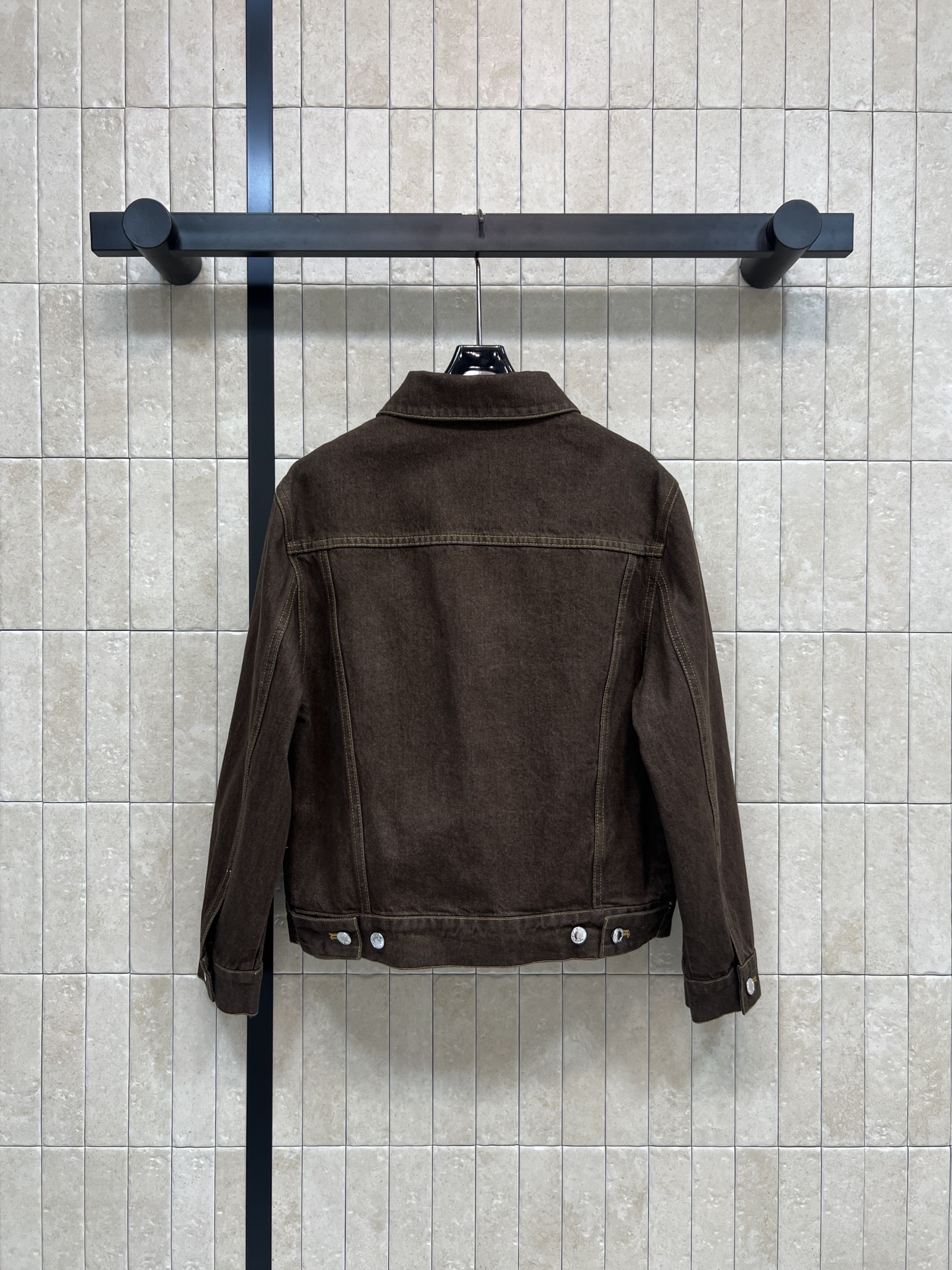 L家 26春夏新款 棕色牛仔夹克外套 经典Monogram老花皮革口袋+黄色皮革口袋装饰 细节满分！复古