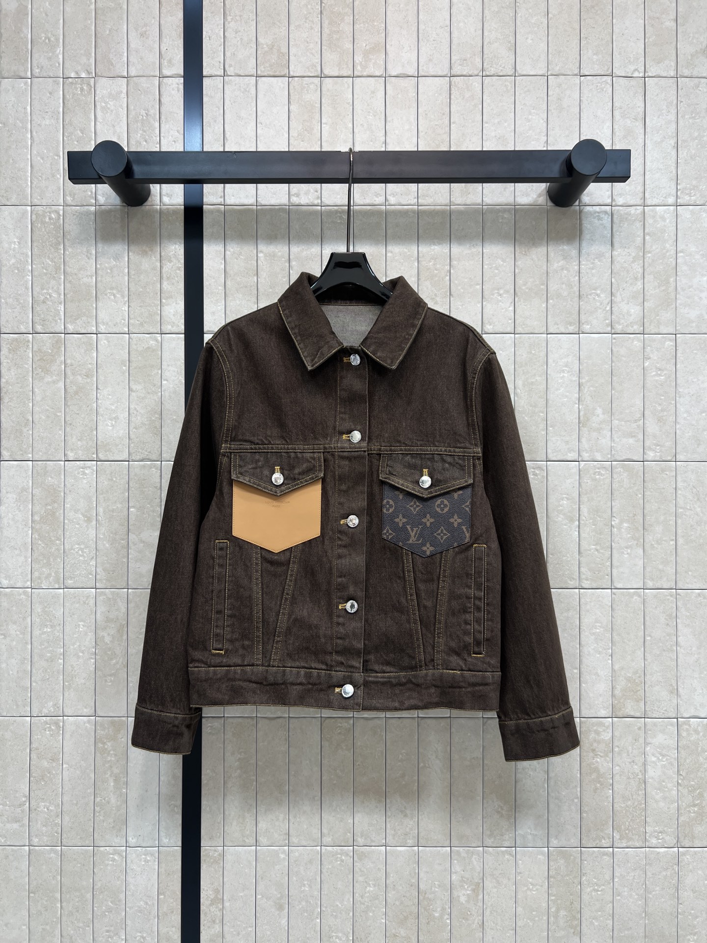 NO:611213,L's new spring and summer 26 brown denim jacket with classic Monogram presbyopic leather pocket + yellow leather pocket decoration, perfect details!  Retro distressed craftsmanship. The texture is great. The short version is neat and stylish. Just perfect for spring and autumn. Pair with the shorts of the same series. The trousers are handsome and fashionable. No matter how you match it, it will never go out of style. Series. Four sizes in one color. Size/S-M-L-19860909L家 26春夏新款 棕色牛仔夹克外套 经典Monogram老花皮革口袋+黄色皮革口袋装饰 细节满分！复古做旧工艺 质感超赞 短款版型利落有型 春秋穿刚刚好 搭配同系列短裤 长裤上身帅气又时髦有型 怎么搭配都不过时系列 一色四码 Size/S-M-L- XL,,louis vuitton,shorts,jackets & coats,jackets & coats,alexander wang,Women's clothing