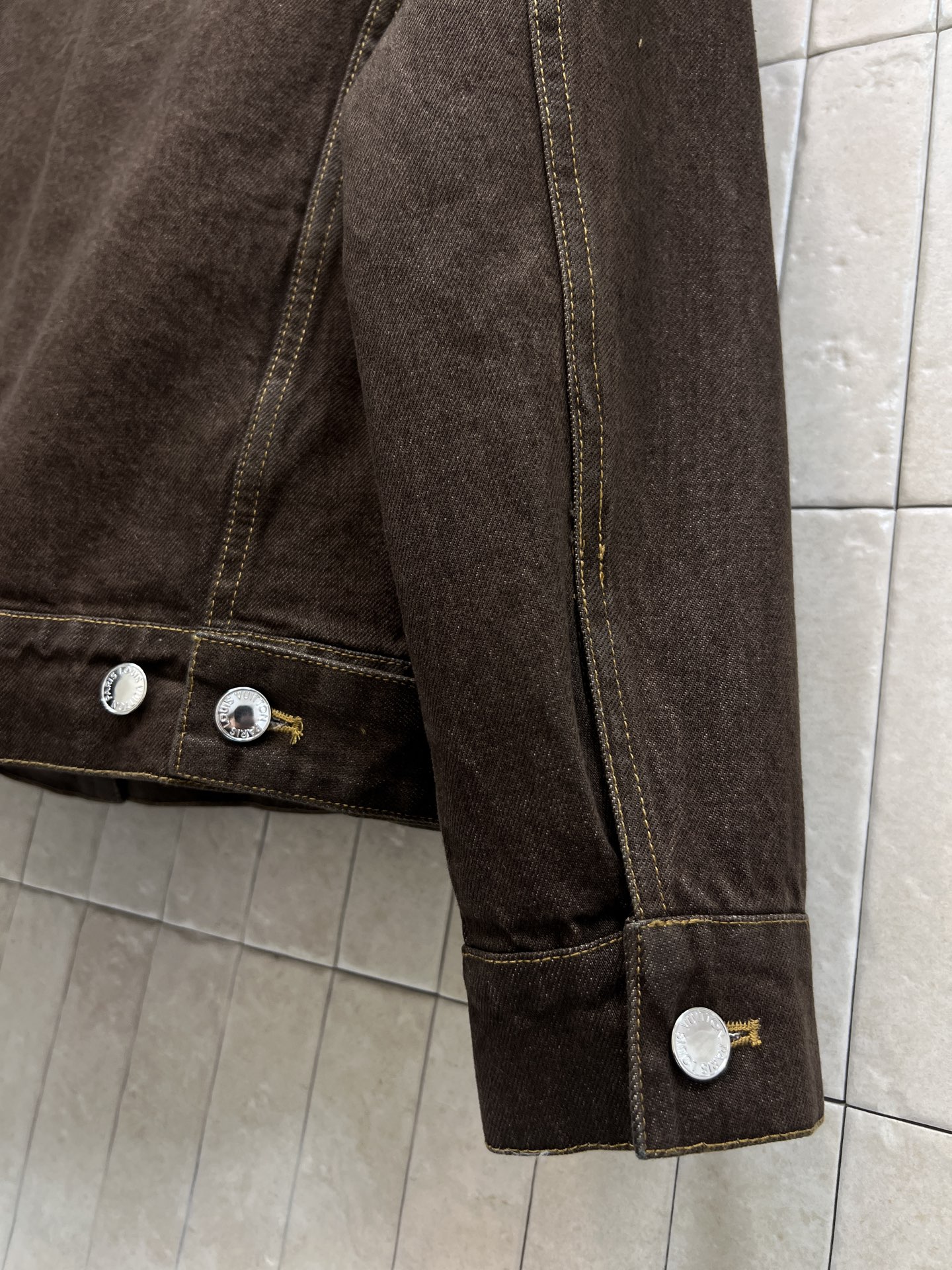 L家 26春夏新款 棕色牛仔夹克外套 经典Monogram老花皮革口袋+黄色皮革口袋装饰 细节满分！复古