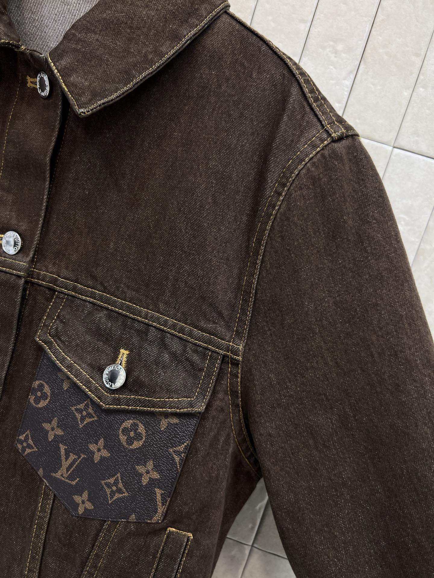 L家 26春夏新款 棕色牛仔夹克外套 经典Monogram老花皮革口袋+黄色皮革口袋装饰 细节满分！复古