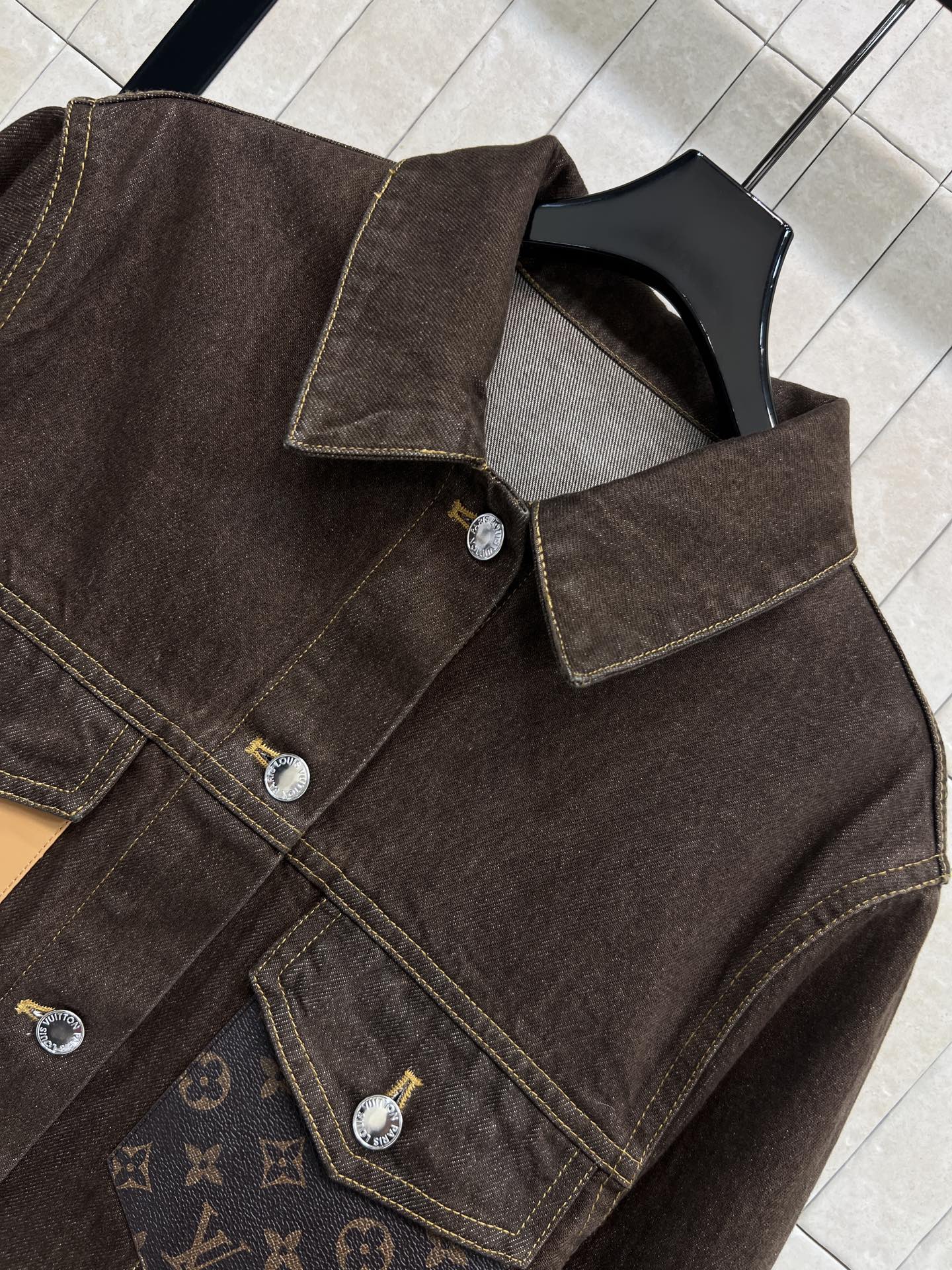 L家 26春夏新款 棕色牛仔夹克外套 经典Monogram老花皮革口袋+黄色皮革口袋装饰 细节满分！复古