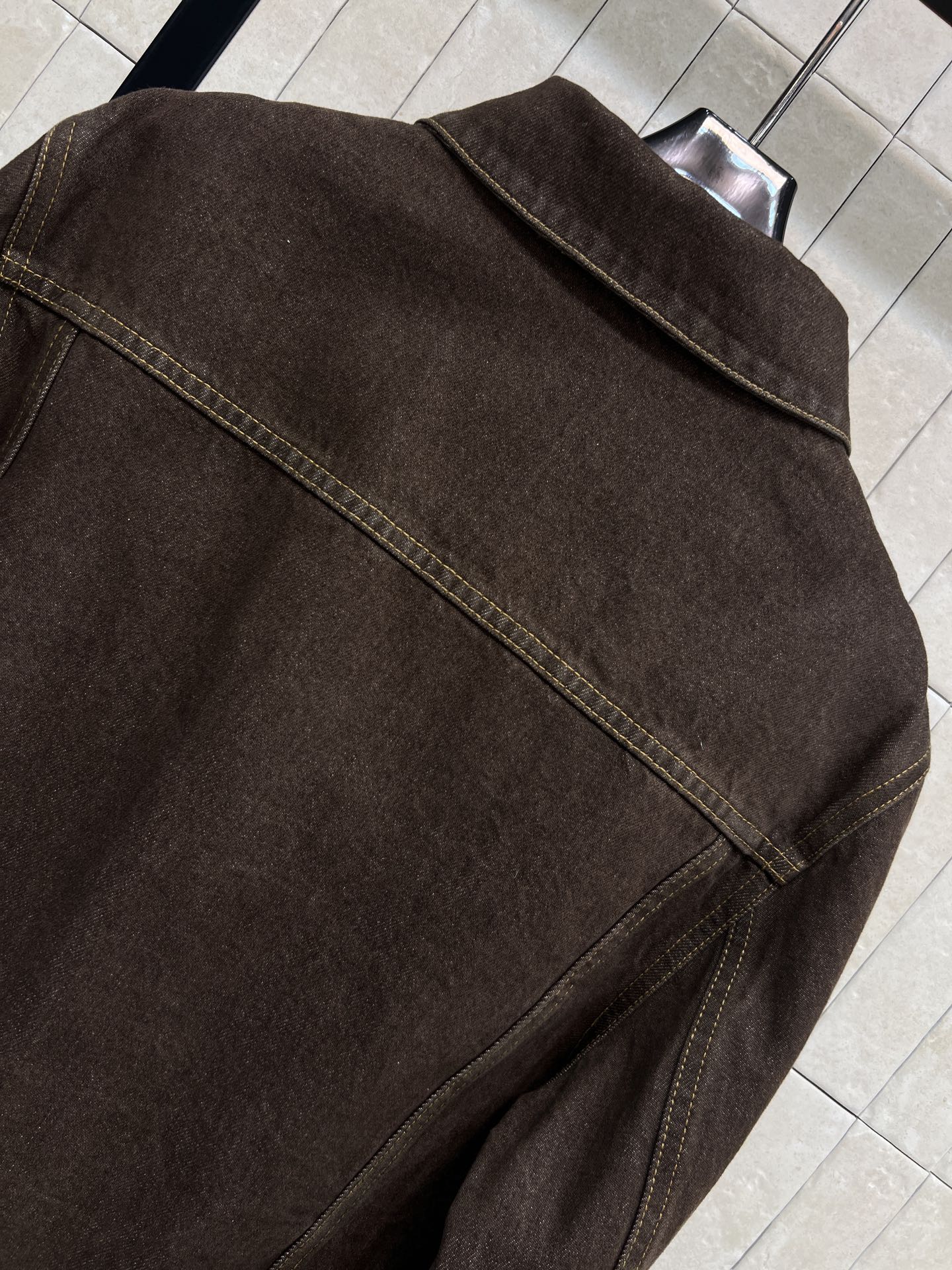 L家 26春夏新款 棕色牛仔夹克外套 经典Monogram老花皮革口袋+黄色皮革口袋装饰 细节满分！复古