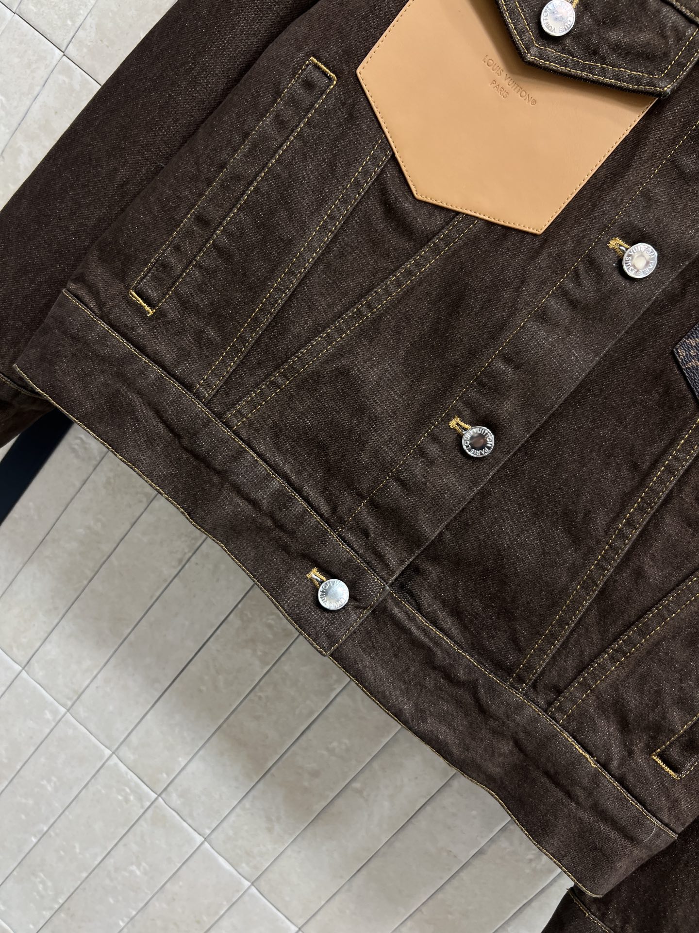 L家 26春夏新款 棕色牛仔夹克外套 经典Monogram老花皮革口袋+黄色皮革口袋装饰 细节满分！复古