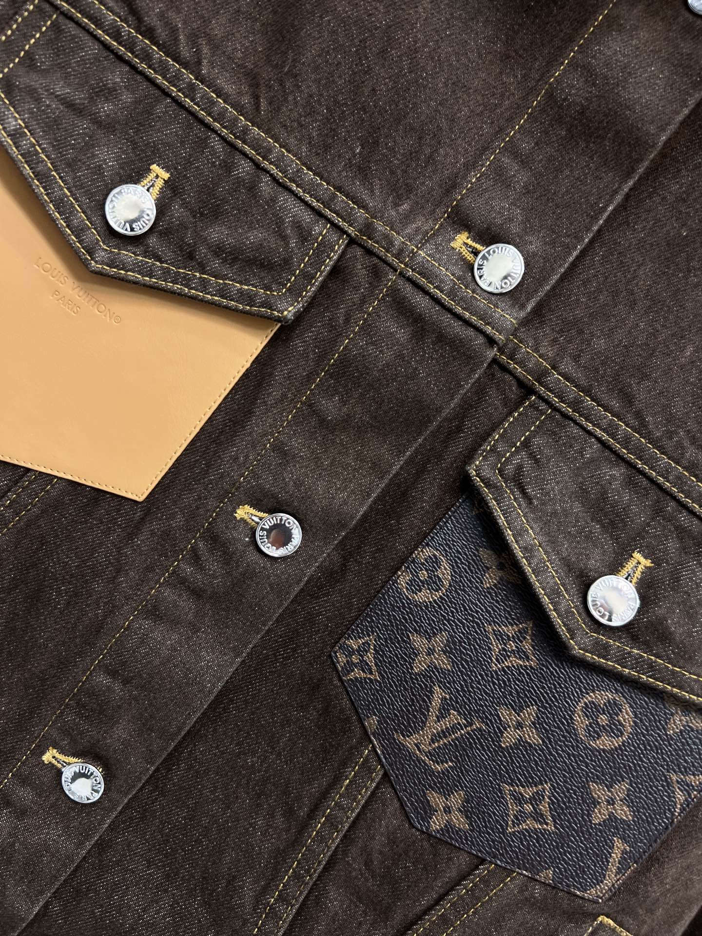 L家 26春夏新款 棕色牛仔夹克外套 经典Monogram老花皮革口袋+黄色皮革口袋装饰 细节满分！复古