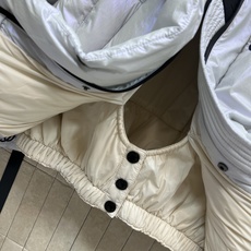 MO家 25秋冬新款 镭射立领面包羽绒服 防水面料 柔软轻薄 蓝色镭射涂层 在不同光线还有不同深浅的颜色 MO家 25秋冬新款 镭射立领面包羽绒服 防水面料 柔软轻薄 蓝色镭射涂层 在不同光线还有不同深浅的颜色