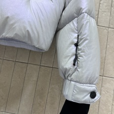MO家 25秋冬新款 镭射立领面包羽绒服 防水面料 柔软轻薄 蓝色镭射涂层 在不同光线还有不同深浅的颜色 MO家 25秋冬新款 镭射立领面包羽绒服 防水面料 柔软轻薄 蓝色镭射涂层 在不同光线还有不同深浅的颜色