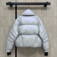 MO家 25秋冬新款 镭射立领面包羽绒服 防水面料 柔软轻薄 蓝色镭射涂层 在不同光线还有不同深浅的颜色 MO家 25秋冬新款 镭射立领面包羽绒服 防水面料 柔软轻薄 蓝色镭射涂层 在不同光线还有不同深浅的颜色