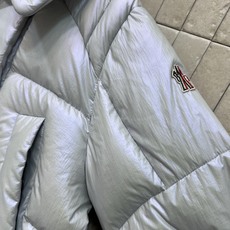 MO家 25秋冬新款 镭射立领面包羽绒服 防水面料 柔软轻薄 蓝色镭射涂层 在不同光线还有不同深浅的颜色 MO家 25秋冬新款 镭射立领面包羽绒服 防水面料 柔软轻薄 蓝色镭射涂层 在不同光线还有不同深浅的颜色
