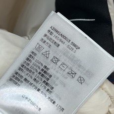 MO家 25秋冬新款 镭射立领面包羽绒服 防水面料 柔软轻薄 蓝色镭射涂层 在不同光线还有不同深浅的颜色 MO家 25秋冬新款 镭射立领面包羽绒服 防水面料 柔软轻薄 蓝色镭射涂层 在不同光线还有不同深浅的颜色