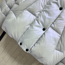 MO家 25秋冬新款 镭射立领面包羽绒服 防水面料 柔软轻薄 蓝色镭射涂层 在不同光线还有不同深浅的颜色 MO家 25秋冬新款 镭射立领面包羽绒服 防水面料 柔软轻薄 蓝色镭射涂层 在不同光线还有不同深浅的颜色