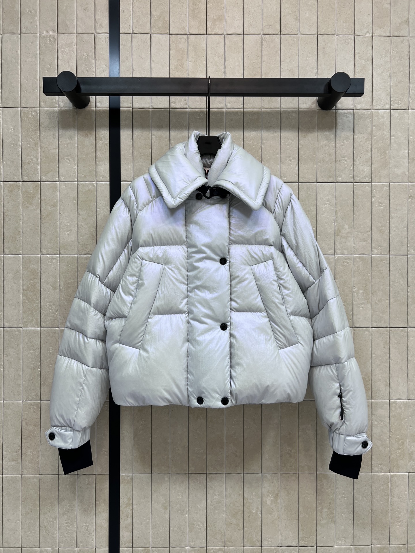 NO:621586,Comes with dust bag MO Home 25 new style laser stand collar bread down jacket Waterproof fabric Soft and thin Blue laser coating Different shades of color in different light Classic bread loose silhouette + large lapel double collar design is fashionable and practical The zipper and snap button details are very exquisite You can easily wear it with a sense of luxury whether paired with jeans or a knitted skirt. A must-have for going out in winter!  National standard 90 goose down filling, warm and practical, the upper body can reduce age and raise height, even small people can control it, one color and three sizes, size/S-M-L,,skirts,jeans,down jacket,alexander wang19860909配防尘袋MO家 25秋冬新款 镭射立领面包羽绒服 防水面料 柔软轻薄 蓝色镭射涂层 在不同光线还有不同深浅的颜色 经典面包宽松廓形+大翻领双领设计时尚又实用 拉链和按扣细节很精致 无论搭牛仔裤还是针织裙 都能轻松穿出高级感 冬季出街必备！国标90鹅绒填充 保暖实穿度up 上身减龄抬身高 小个子也能驾驭 一色三码size/S-M-L,,skirts,jeans,down jacket,alexander wang,Women's clothing