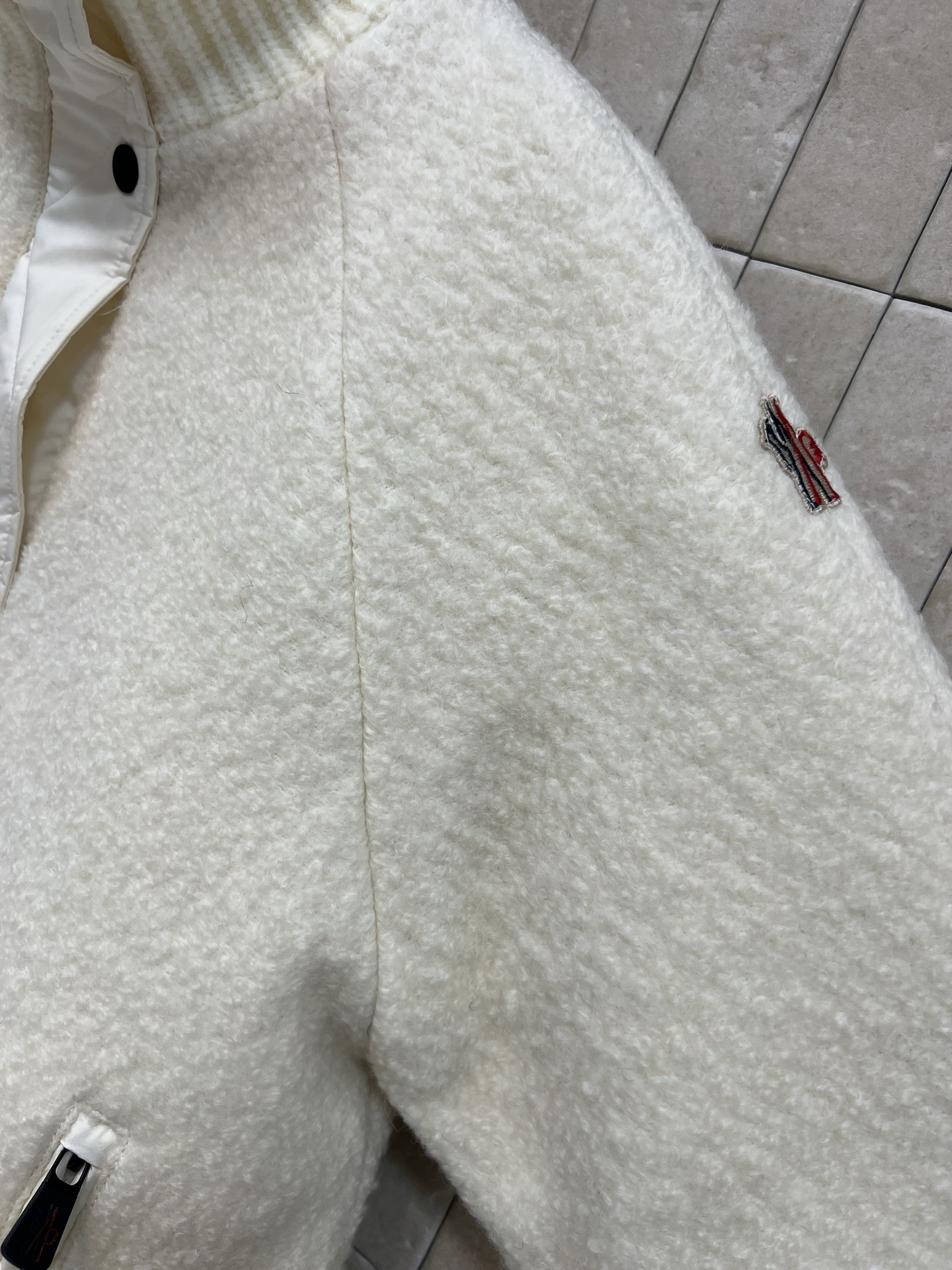 MO家 25秋冬新款 针织立领毛绒羽绒外套 浓厚秋冬氛围 毛绒拼接针织立领设计 修饰颈部线 中长廓形版型