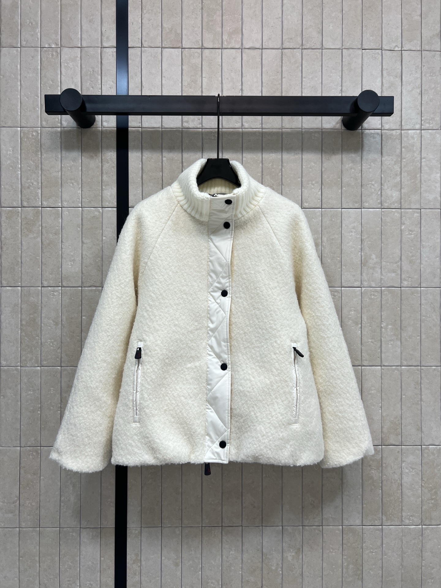 NO:621563,Equipped with dust bag MO Home 25 new style Knitted stand-up collar plush down jacket with a strong autumn and winter atmosphere Plush spliced knitted stand-up collar design Modifies the neck line Mid-length silhouette Loose, comfortable and unobtrusive Black buttons + zipper pockets Practical and design sense Made of grainy wool fabric Textured up textured elasticated fake two-piece design at the cuffs Easily hides flesh and makes you look slimmer Excellent warmth retention Good-looking and practical Can be worn for daily commuting and leisure  It's ok to wear skirts and trousers, one color and three sizes, Size/S-M-L, skirts, jackets & coats, down jacket, alexander wang19860909配防尘袋MO家 25秋冬新款 针织立领毛绒羽绒外套 浓厚秋冬氛围 毛绒拼接针织立领设计 修饰颈部线 中长廓形版型 宽松舒适不挑人 黑色纽扣+拉链口袋 实用又有设计感 采用颗粒感羊毛面料 质感up袖口处松紧假两件设计 轻松藏肉显瘦 保暖性也极好 好看又实穿 日常通勤、休闲都能穿 搭裙装裤装都OK一色三码Size/S-M-L,,skirts,jackets & coats,down jacket,alexander wang,Women's clothing