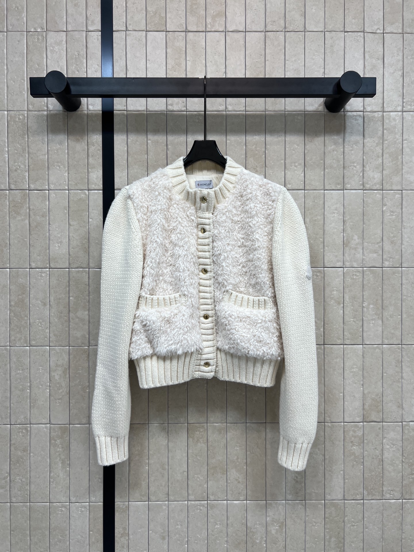 MO家 25秋冬新款 羊羔毛拼接针织羽绒服 经典圆领按扣羊毛针织拼接羊羔毛羽绒 原版定制国标90鹅绒填充