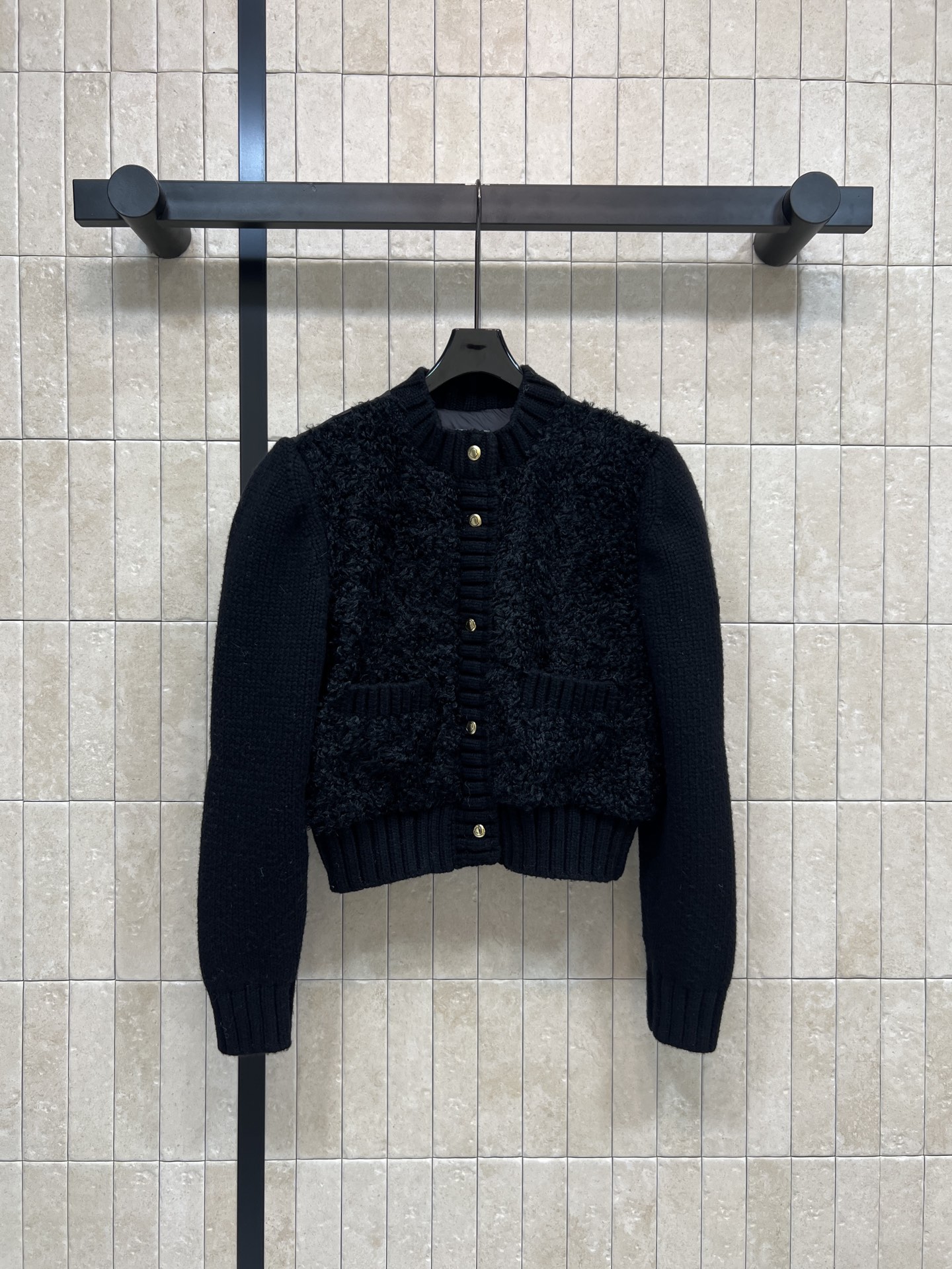 NO:621569,Equipped with dust bag MO Home 25 new autumn and winter style Lamb wool splicing knitted down jacket Classic round neck snap-button wool knitted splicing lamb hair down jacket Original custom-made national standard 90 goose down filling Imported machine sewing line technology Short version High-waisted pants or skirts will show off your body proportions Easy to control for autumn and winter commuting and leisure ~ Two colors and three sizes Size/S-M-L,,skirts,down jacket,alexander wang19860909配防尘袋MO家 25秋冬新款 羊羔毛拼接针织羽绒服 经典圆领按扣羊毛针织拼接羊羔毛羽绒 原版定制国标90鹅绒填充 进口机缝制线条工艺 短款版型 搭高腰裤or裙都很显身材比例 秋冬通勤休闲都能轻松驾驭~两色三码 Size/S-M-L,,skirts,down jacket,alexander wang,Women's clothing