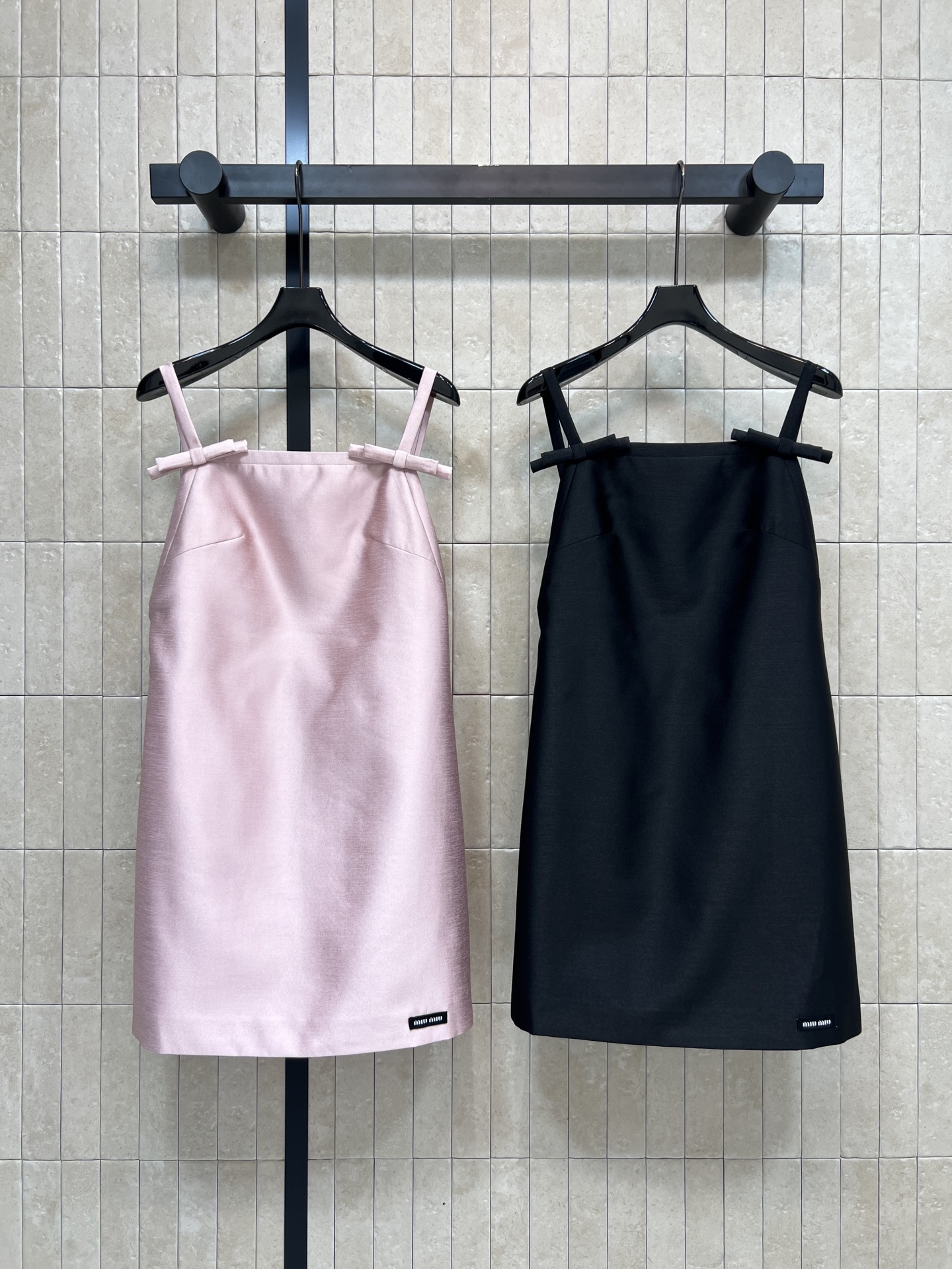 NO:621575,MIU Home 26 Spring and Summer New Style Bow backless suspender skirt Made of soft fabric, delicate touch, simple and elegant design, bow embellishment on the shoulder straps, adding a sense of playfulness, moderate length of skirt, perfect for spring and summer, soft and versatile pink color, great to wear alone or layered with jackets, tailored to fit the body shape, easily showing off your curves, easy to wear in daily life or at parties, two colors and three,,miumiu,skirts,jackets & coats,alexander wang19860909MIU家 26春夏新款 蝴蝶结露背吊带裙 采用柔软面料 触感细腻 设计简约优雅 肩带蝴蝶结点缀 增添俏皮感 裙摆长度适中 春夏季节穿着超合适 粉色温柔百搭 单穿或叠搭外套都很出彩 剪裁贴合身形 轻松展现曲线美 日常或聚会都能轻松驾驭 两色三,,miumiu,skirts,jackets & coats,alexander wang,Women's clothing