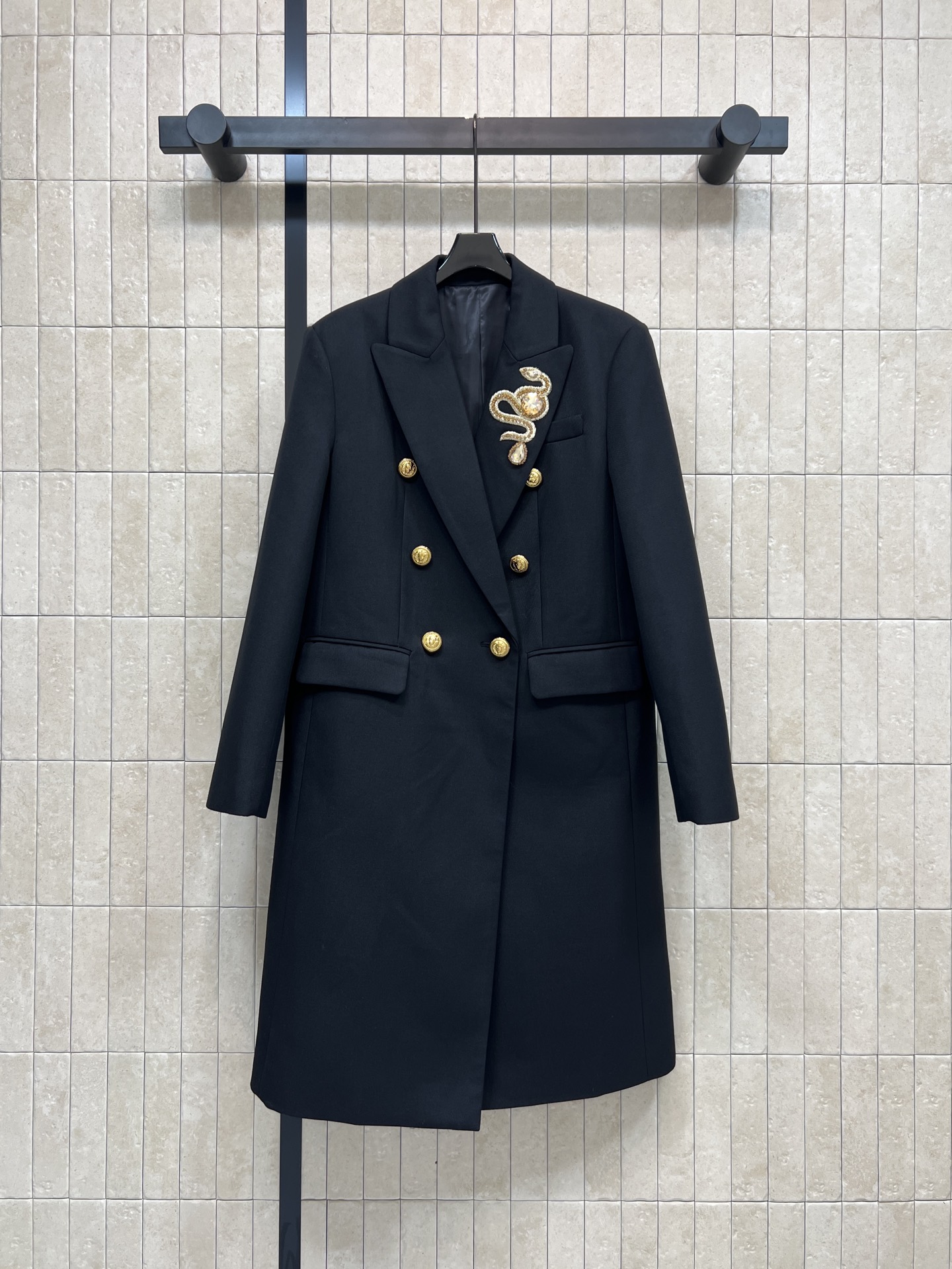 NO:621581,25 new autumn and winter styles. Double-breasted coat with snake pattern embroidery. Black double-breasted coat. Full of British retro style. Gold metal buttons + snake pattern embroidery embellishment on the chest. Super texture. Mid-length cut. Straight shoulder design modifies body shape. Elegant and capable. Super suitable for autumn and winter. Whether commuting or casual occasions, it looks great with turtlenecks, jeans or skirts. Easily switch between multiple styles. 一色三,,skirts,jeans,sweaters,alexander wang1986090925秋冬新款 蛇纹图案刺绣双排扣大衣 黑色双排扣大衣 英伦复古风满满 金色金属纽扣+胸前蛇纹图案刺绣点缀 超有质感 中长款剪裁 正肩设计修饰身形 优雅又干练 秋冬穿超合适A 无论通勤还是休闲场合 搭配高领毛衣、牛仔裤或裙装都很出彩 轻松切换多种风格 一色三,,skirts,jeans,sweaters,alexander wang,Women's clothing