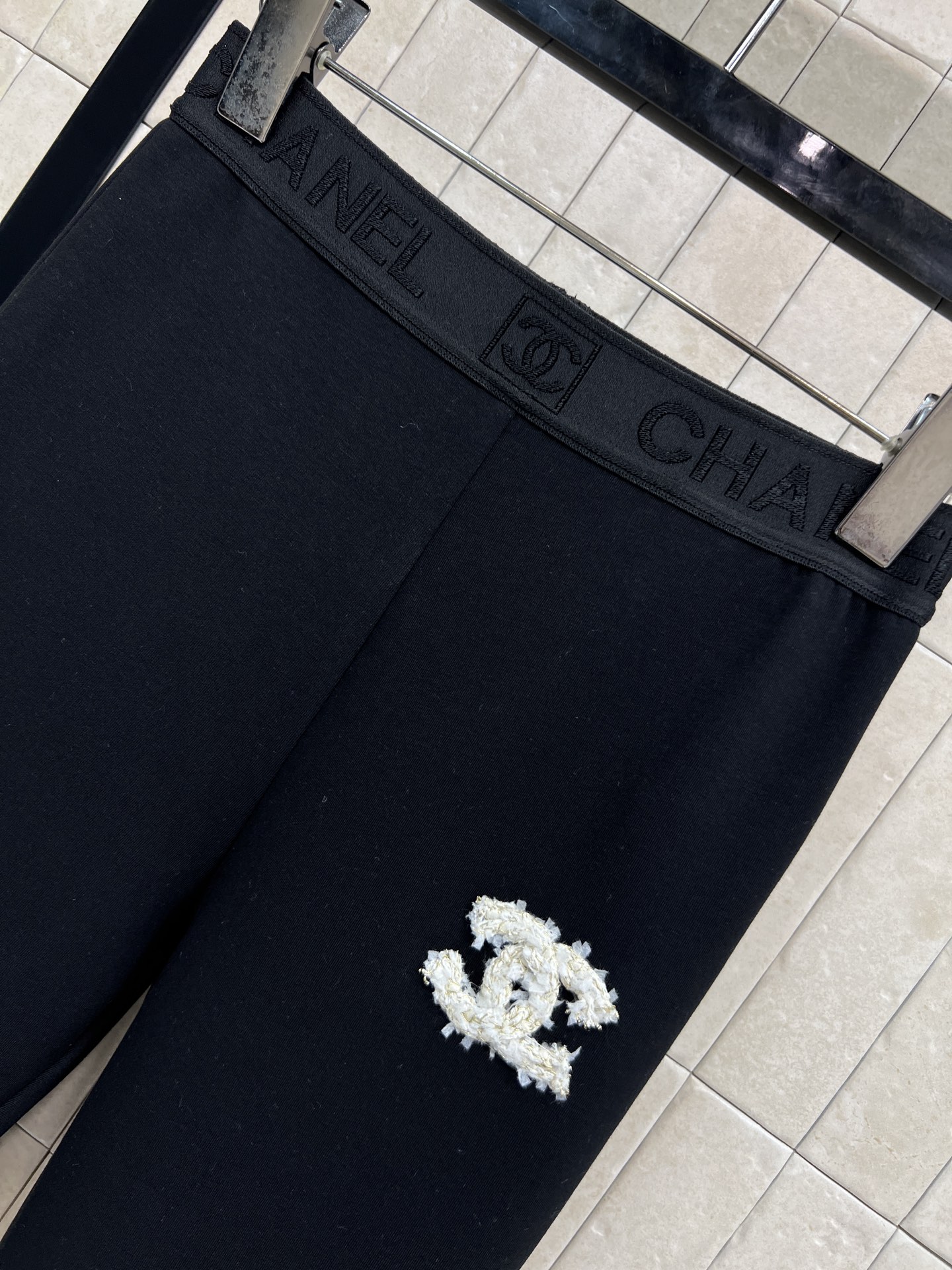小香家 25秋冬新款 刺绣Logo紧身打底裤 品牌刺绣Logo点缀 日常百搭不挑人单品 松紧腰身设计 腰