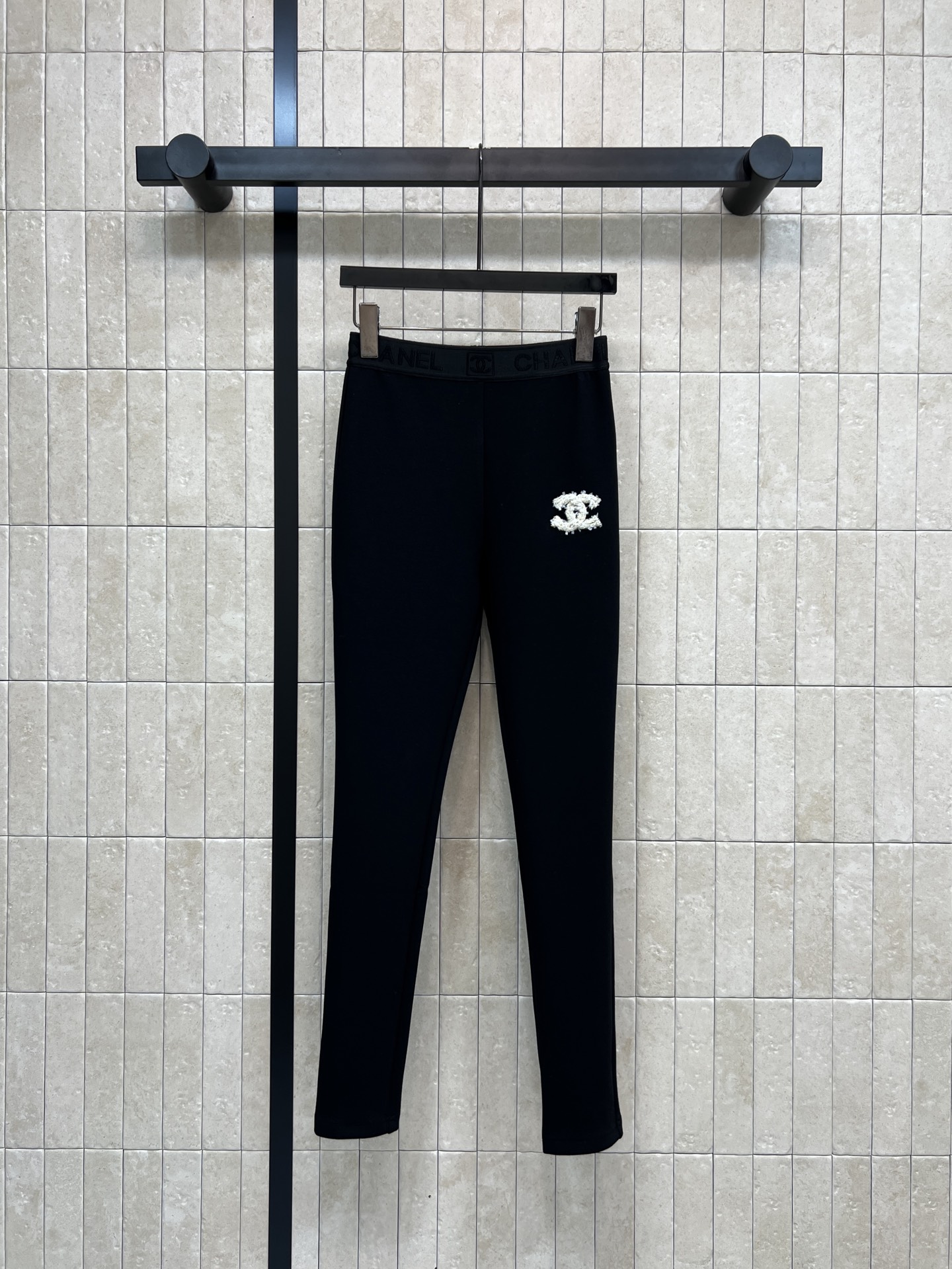 NO:621966,Xiaoxiangjia 25 new autumn and winter style tight leggings with embroidered logo, embellishment with brand embroidery logo, versatile and non-discriminating item for daily use, elastic waist design, letter logo decoration on the waist, tight-fitting leggings, the upper body is slim and bright, outlines the leg lines, can be worn outside or for yoga, great for casual and daily life, three sizes in one color, Size/S-M-L,,chanel,alexander wang19860909小香家 25秋冬新款 刺绣Logo紧身打底裤 品牌刺绣Logo点缀 日常百搭不挑人单品 松紧腰身设计 腰头字母Logo装饰 紧身的小脚裤裤型 上身显瘦又有亮点 勾勒腿部线条 可外穿可瑜伽 休闲日常都很赞 一色三码Size/S-M-L,,chanel,alexander wang,Women's clothing