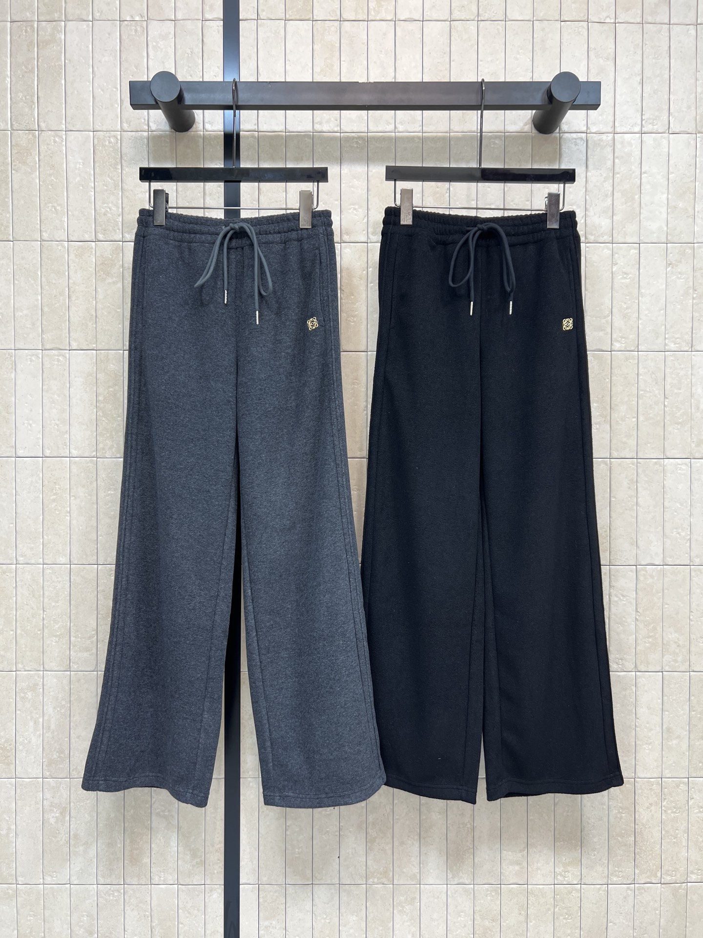 NO:621973,LW's 25 new autumn and winter style wool wide-leg casual pants are made of high-quality wool fabric, soft and warm, super comfortable to wear in autumn and winter!  Loose and straight design. The legs are loose and drapey. Modify the leg shape without being tight. Suitable for all body types. Elastic waist + drawstring. Perfect details~can be easily controlled during daily commuting, at home or out. It goes well with sweaters and sweatshirts!  Two colors and three codes SML,,hoodie,sweatshirts,sweaters,alexander wang19860909LW家 25秋冬新款 羊毛阔腿休闲裤 采用高品质羊毛面料柔软又保暖 秋冬穿超舒服！宽松直筒设计 裤腿宽松有垂感 修饰腿型不紧绷 适合各种体型 腰部松紧+抽绳 细节满分~日常通勤、居家或外出都能轻松驾驭 搭配毛衣、卫衣都很OK！两色三码 SML,,hoodie,sweatshirts,sweaters,alexander wang,Women's clothing