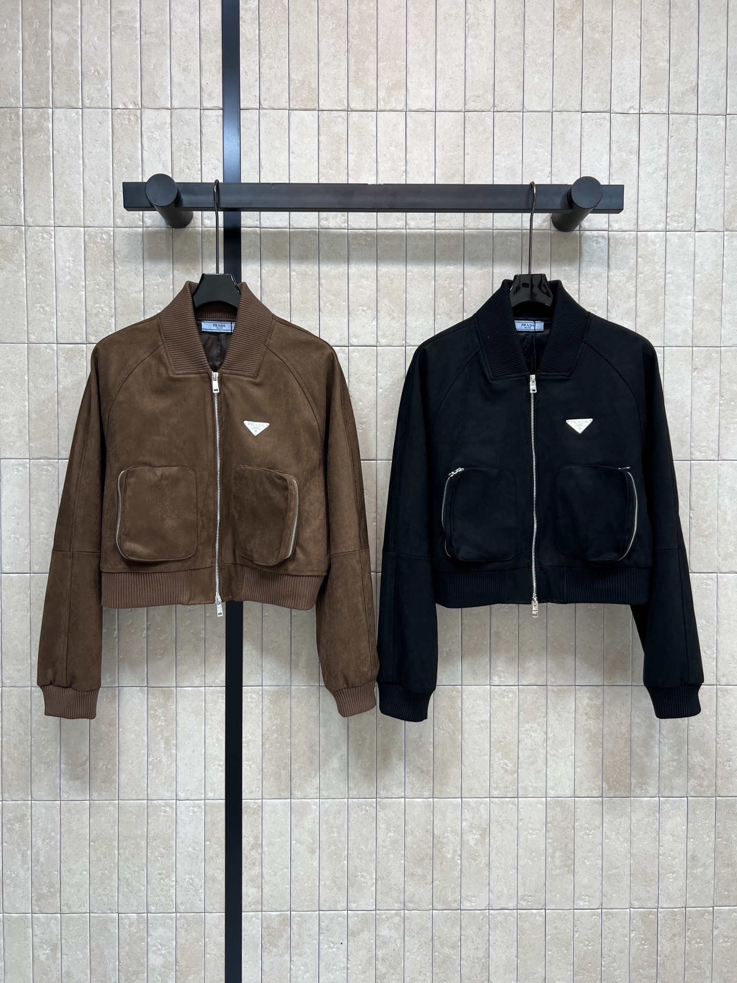 NO:621981,PD Home 25 new autumn and winter suede bomber jacket, soft and textured, short cut + zipper design, the triangle logo on the chest is very recognizable!  Two zippered stand-up pockets, practical and fashionable, perfect for autumn and winter, retro casual style, looks great with high-waisted pants or skirts, easily creates a high-end street feel, two colors and three sizes, SML, dior, skirts, jackets & coats, chamois leather, alexander wang19860909PD家 25秋冬新款 麂皮飞行员夹克 触感柔软有质感 短款剪裁+拉链设计, 胸前三角徽标超有辨识度！两个拉链立领口袋 实用又时髦 秋冬穿超合适 复古休闲风 搭配高腰裤or裙装都很出彩 轻松打造高级街头感 两色三码 SML,,dior,skirts,jackets & coats,chamois leather,alexander wang,Women's clothing