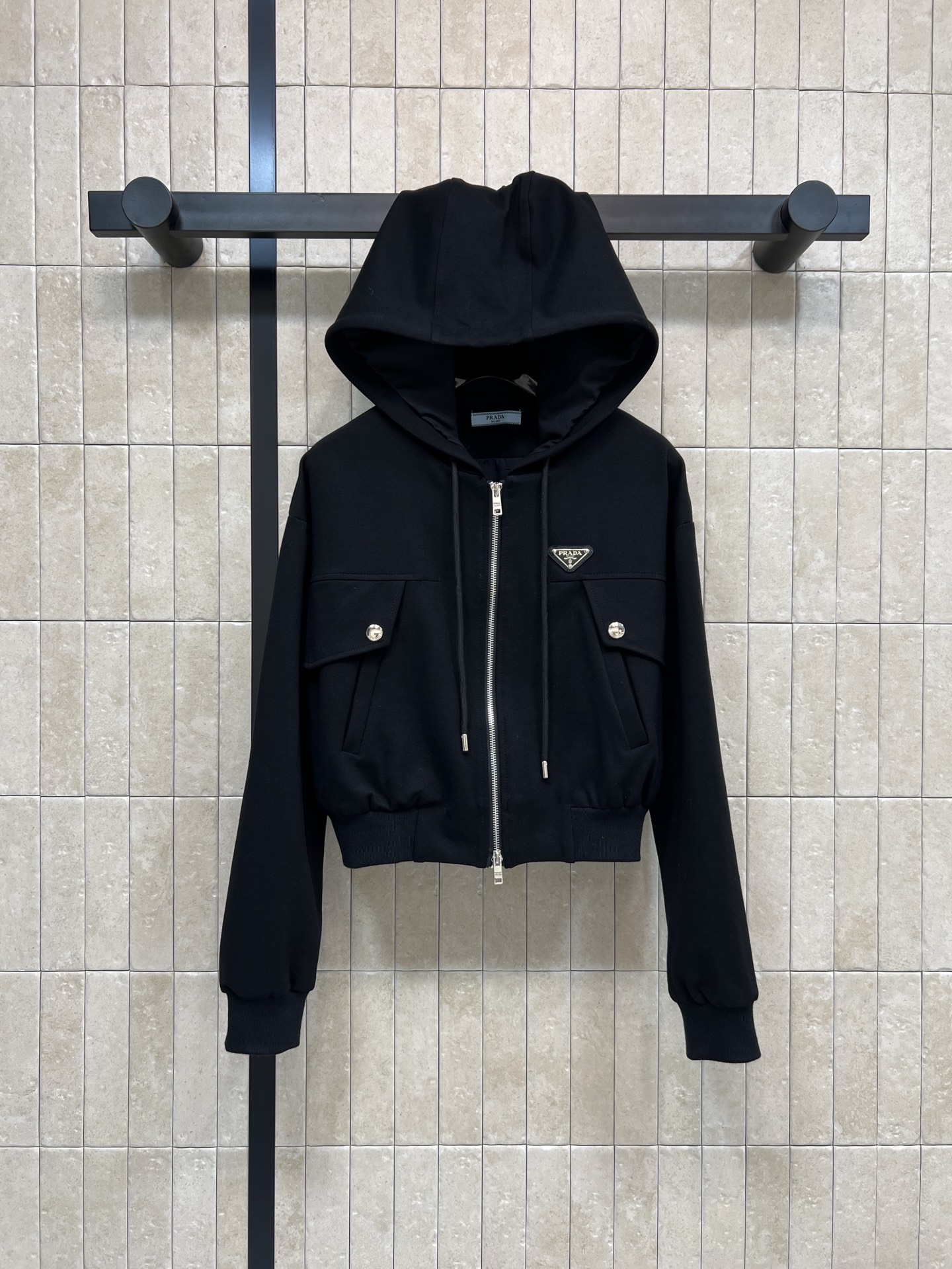 NO:621987,PD Home 25 new autumn and winter style hooded zipper short jacket full of energy, youthful and energetic style. The triangle metal logo on the chest is very recognizable. The hooded loose short version has a threaded waist design at the hem. The upper body has a super sense of proportion. It is suitable for daily commuting or outdoor. Three sizes in one color. Size/S-M-L, dior, jackets & coats, hats, alexander wang19860909PD家 25秋冬新款 连帽拉链短款外套 元气满满 青春洋气活力范 胸前三角金属徽标超有辨识度 连帽宽松短款版型 下摆是螺纹收腰设计 上身超显比例感 日常通勤或户外都很适合 一色三码 Size/S-M-L,,dior,jackets & coats,hats,alexander wang,Women's clothing