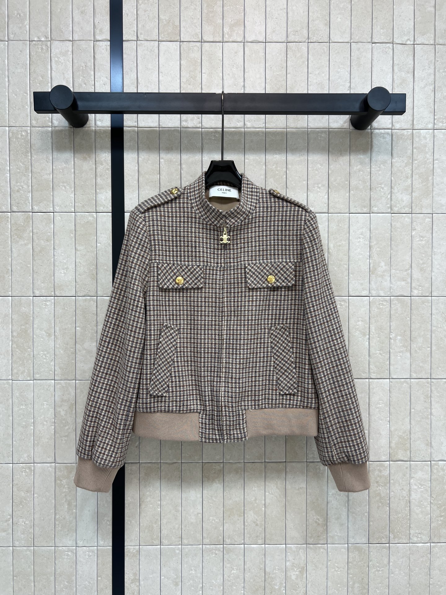 NO:621997,CE Home 25 new autumn and winter houndstooth jacket. Classic houndstooth pattern + wool blend. Soft and warm. Short waist design. Stand collar + metal buttons. Retro yet modern. Two flap pockets are super practical. Knitted stitching on the cuffs and hem. Comfortable!  It can be easily worn for commuting and leisure in autumn and winter. Pair it with high-waisted pants or skirts for an elegant look. Three sizes in one color. SML,,skirts,jackets & coats,jackets & coats,alexander wang19860909CE家 25秋冬新款 千鸟格夹克外套 经典千鸟格纹+羊毛混纺 柔软又保暖 短款收腰设计 立领+金属纽扣 复古又有现代感 两个翻盖口袋超实用 袖口和下摆针织拼接 舒适度up！秋冬通勤休闲都能轻松驾驭 搭配高腰裤或裙装 优雅气质直接拉满 一色三码 SML,,skirts,jackets & coats,jackets & coats,alexander wang,Women's clothing