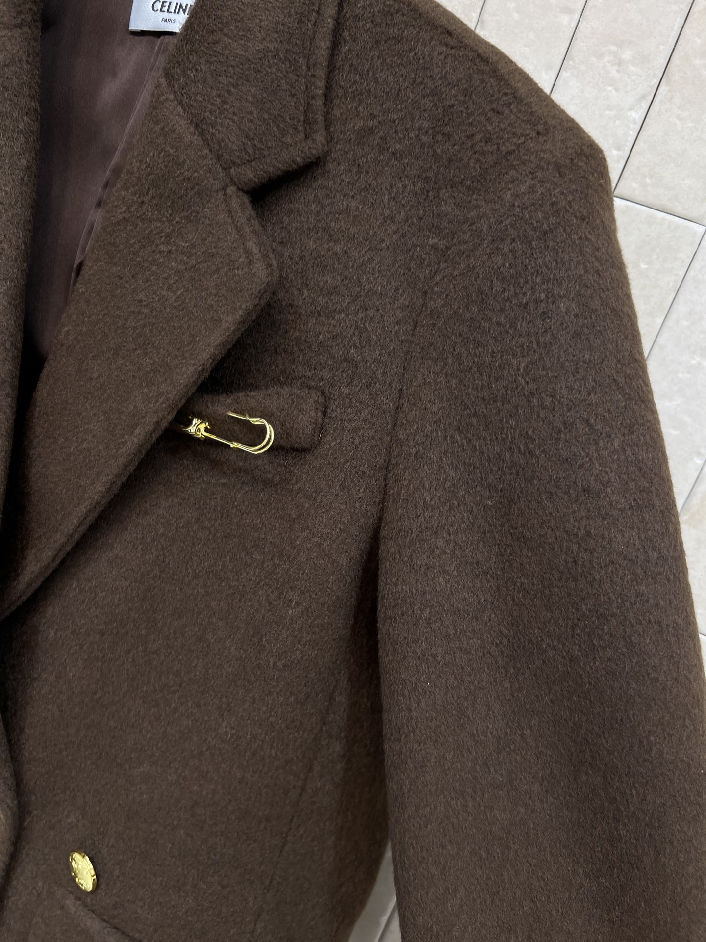 CE家 25秋冬新款 焦糖色毛呢大衣 秋冬穿超合适！戗驳领+金属扣点缀 细节满分 中长款宽松剪裁，舒适不