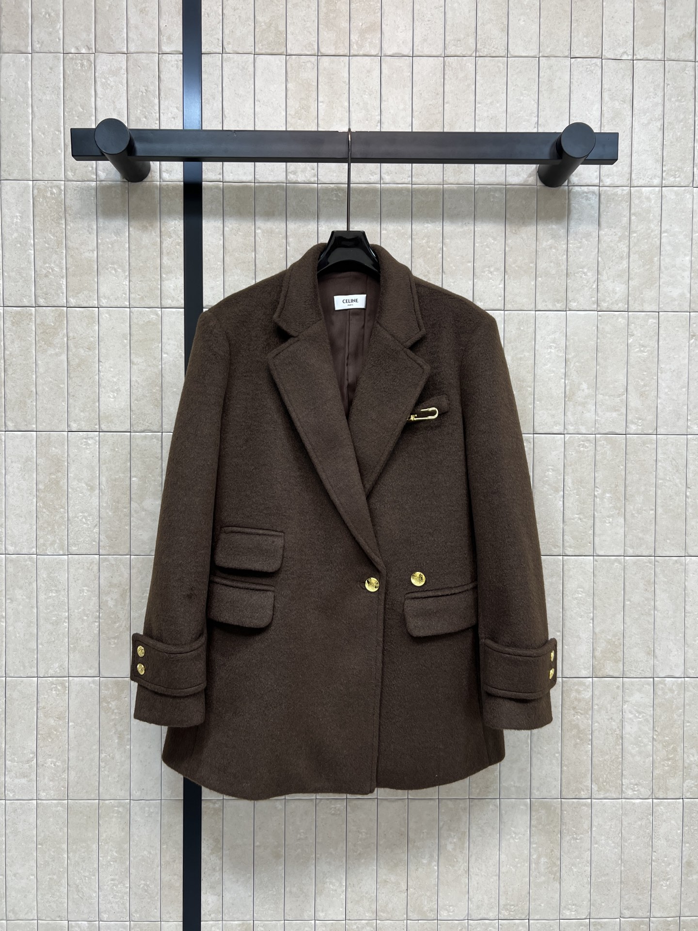 NO:622005,CE Home's 25 new autumn and winter caramel wool coat is perfect for autumn and winter!  Peaked lapel collar + metal buckle embellishment, perfect details. Mid-length and loose cut, comfortable and not flattering on the figure. Adjustable cuffs, highly practical. Caramel color is perfect for Maillard wear. Easily create a lazy and romantic autumn atmosphere ~ one color, three sizes S M L,,alexander wang19860909CE家 25秋冬新款 焦糖色毛呢大衣 秋冬穿超合适！戗驳领+金属扣点缀 细节满分 中长款宽松剪裁,舒适不挑身材 袖口可调节 实用性强 焦糖色超适合美拉德穿搭 轻松打造慵懒浪漫秋季氛围感~一色三码 S M L,,alexander wang,Women's clothing