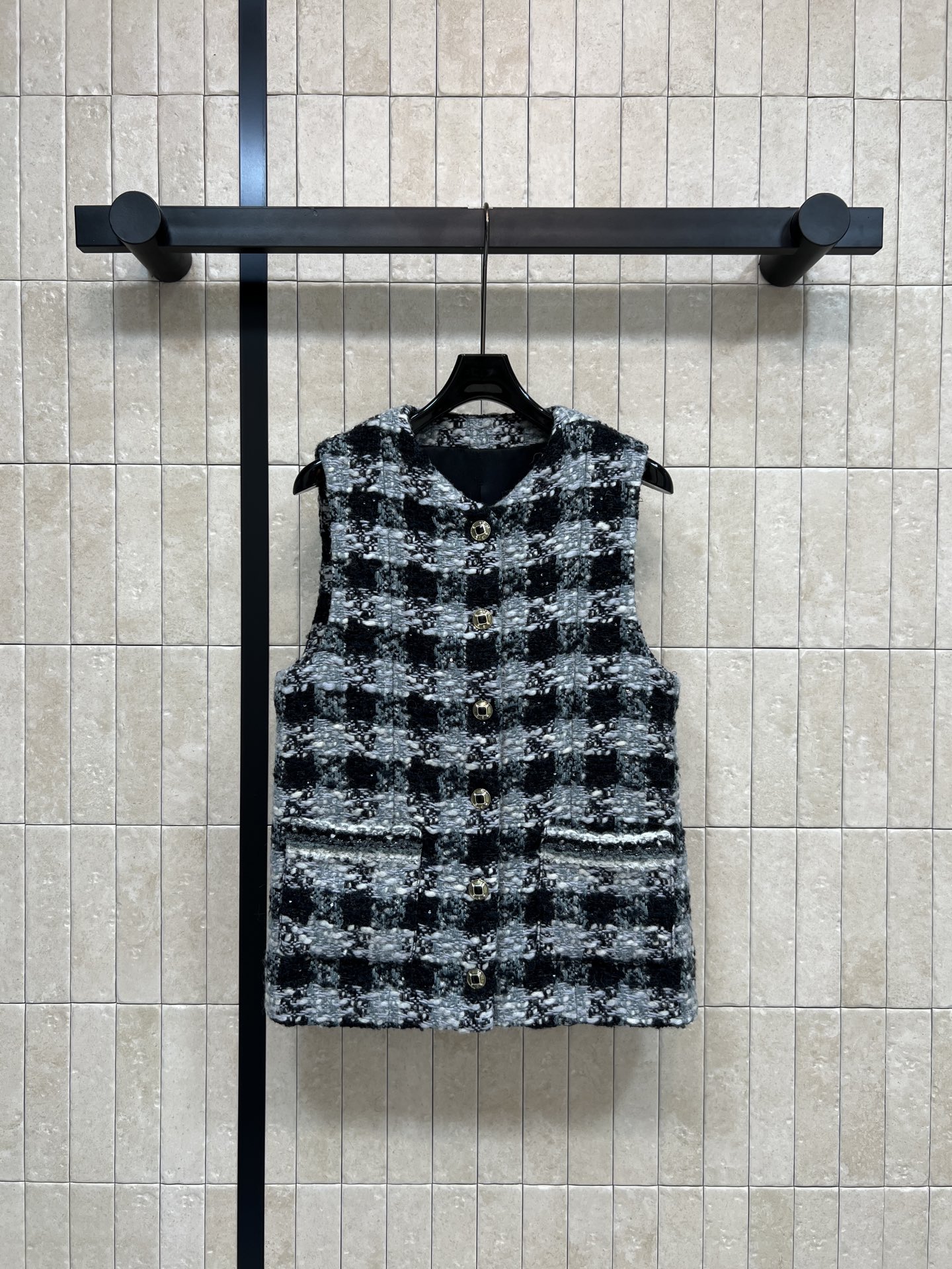 小香家 25秋冬新款 粗花呢格纹马甲 经典粗花呢材质 格纹设计复古又时髦 小圆领无袖设计+双口袋 实用又