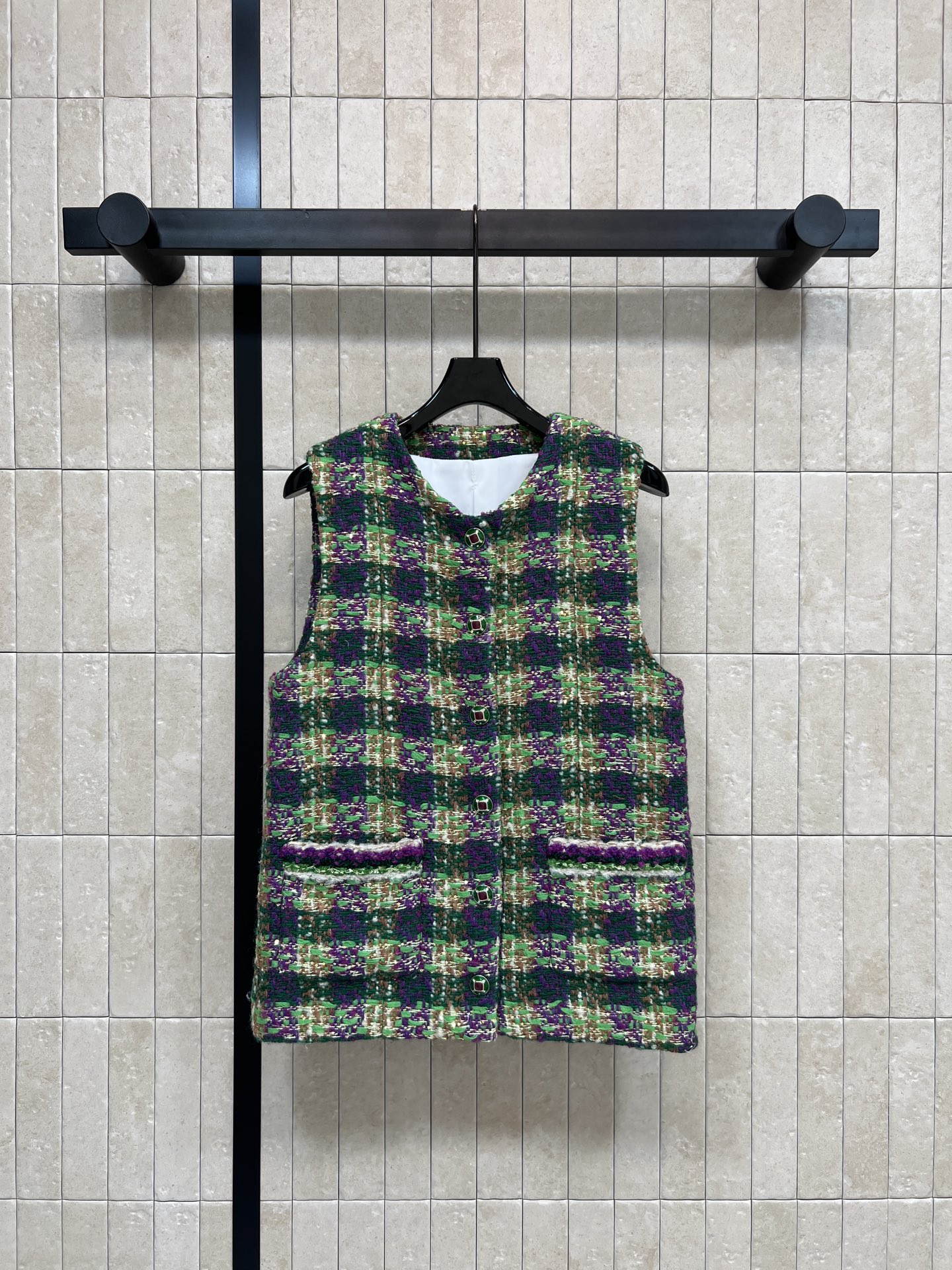 NO:621974,Xiaoxiangjia 25 new autumn and winter style tweed plaid vest, classic tweed material, plaid design, retro and fashionable, small round neck sleeveless design + double pockets, practical and layered, glazed button details, low-key and exquisite upper body shape, super nice, slim and high-end, the vest is definitely a versatile item all year round, it is very fashionable whether it is simple or layered, the high-end workmanship quality is very good  Three colors and three codes Size/S-M-L,,chanel,alexander wang19860909小香家 25秋冬新款 粗花呢格纹马甲 经典粗花呢材质 格纹设计复古又时髦 小圆领无袖设计+双口袋 实用又有层次感 琉璃纽扣细节 低调又精致上身版型超级好看的显瘦又高级 马甲绝对是一年四季的百搭单品 无论是单纯还是叠搭都很时髦 高级做工品质都很赞 三色三码Size/S-M-L,,chanel,alexander wang,Women's clothing