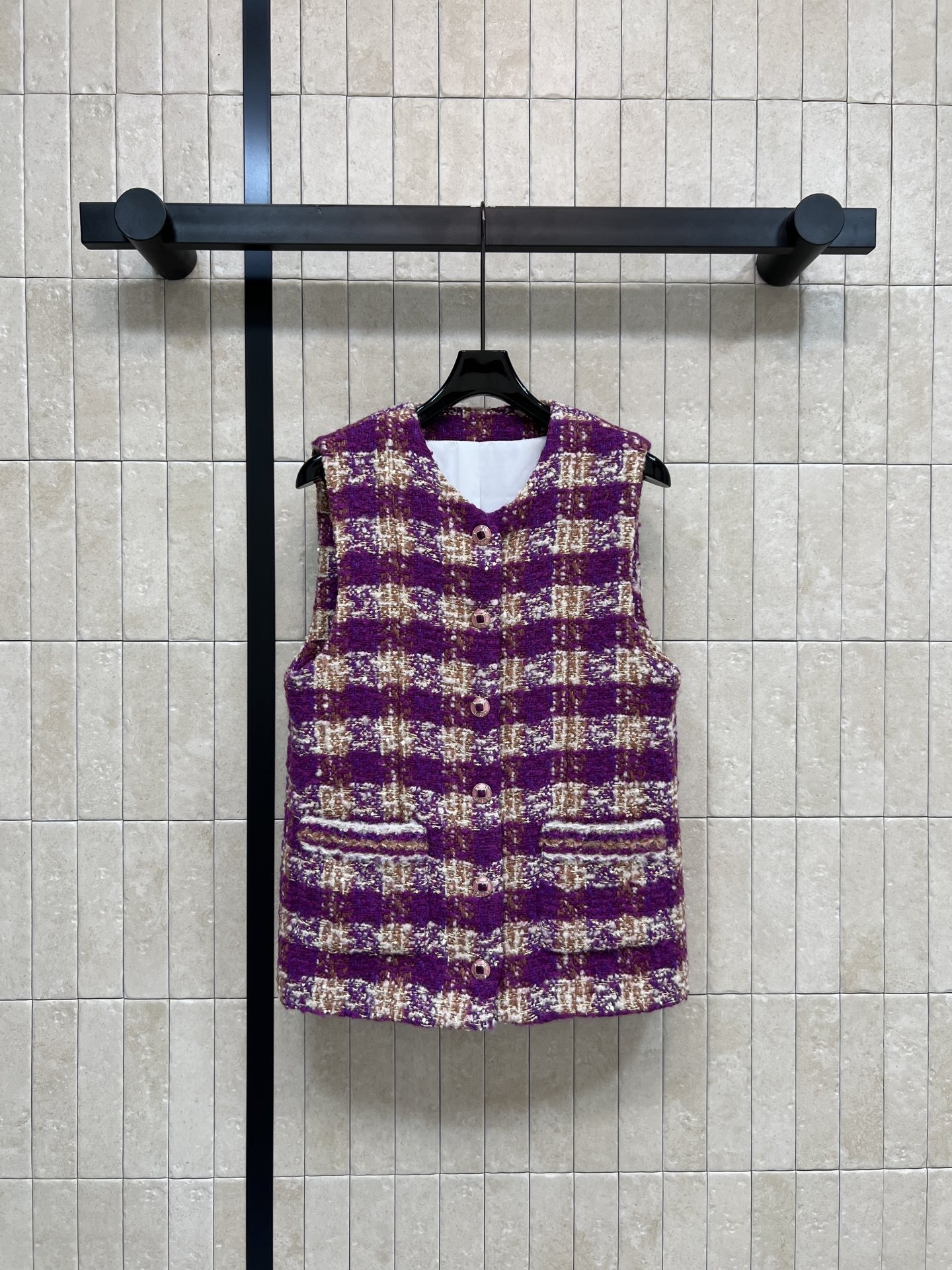 NO:621982,Xiaoxiangjia 25 new autumn and winter style tweed plaid vest, classic tweed material, plaid design, retro and fashionable, small round neck sleeveless design + double pockets, practical and layered, glazed button details, low-key and exquisite upper body shape, super nice, slim and high-end, the vest is definitely a versatile item all year round, it is fashionable whether it is simple or layered, the high-end workmanship quality is very good  Three colors and three codes Size/S-M-L,,chanel,alexander wang19860909小香家 25秋冬新款 粗花呢格纹马甲 经典粗花呢材质 格纹设计复古又时髦 小圆领无袖设计+双口袋 实用又有层次感 琉璃纽扣细节 低调又精致上身版型超级好看的显瘦又高级 马甲绝对是一年四季的百搭单品 无论是单纯还是叠搭都很时髦 高级做工品质都很赞 三色三码Size/S-M-L,,chanel,alexander wang,Women's clothing